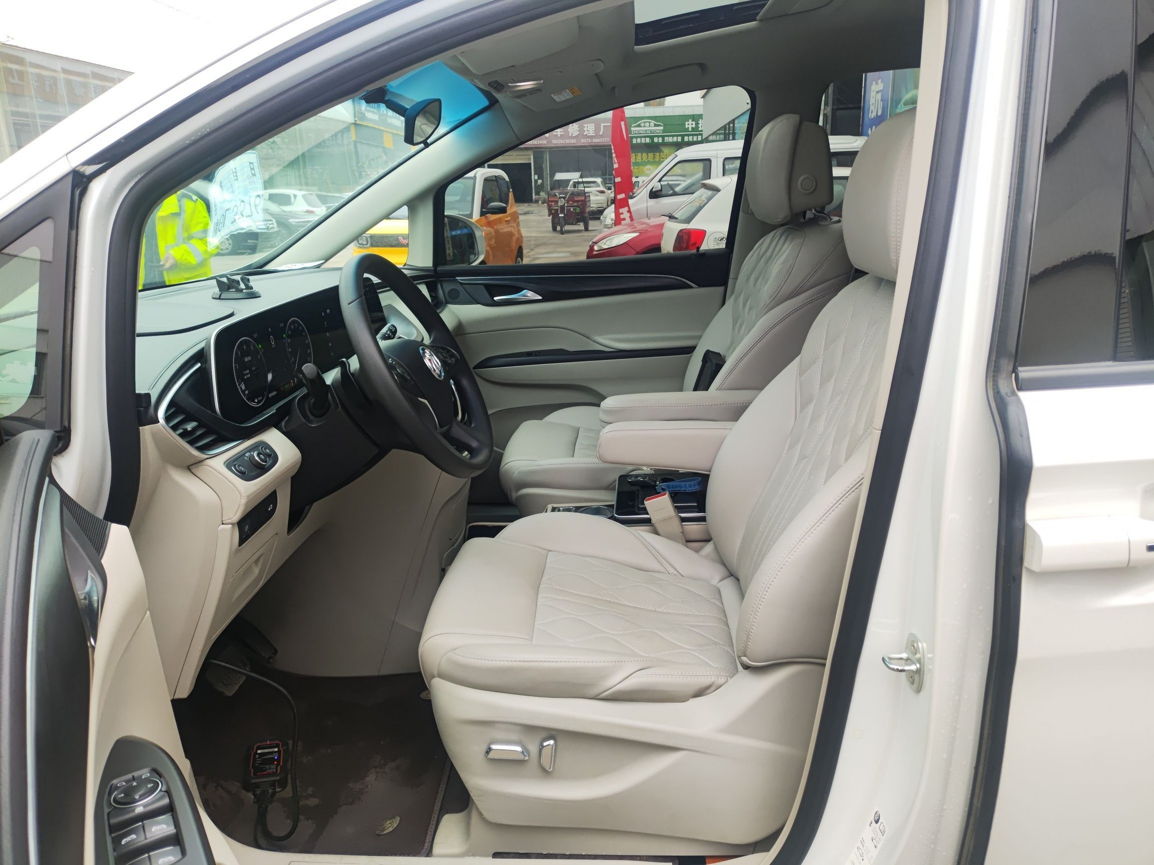 المقاعد الأمامية داخل السيارة