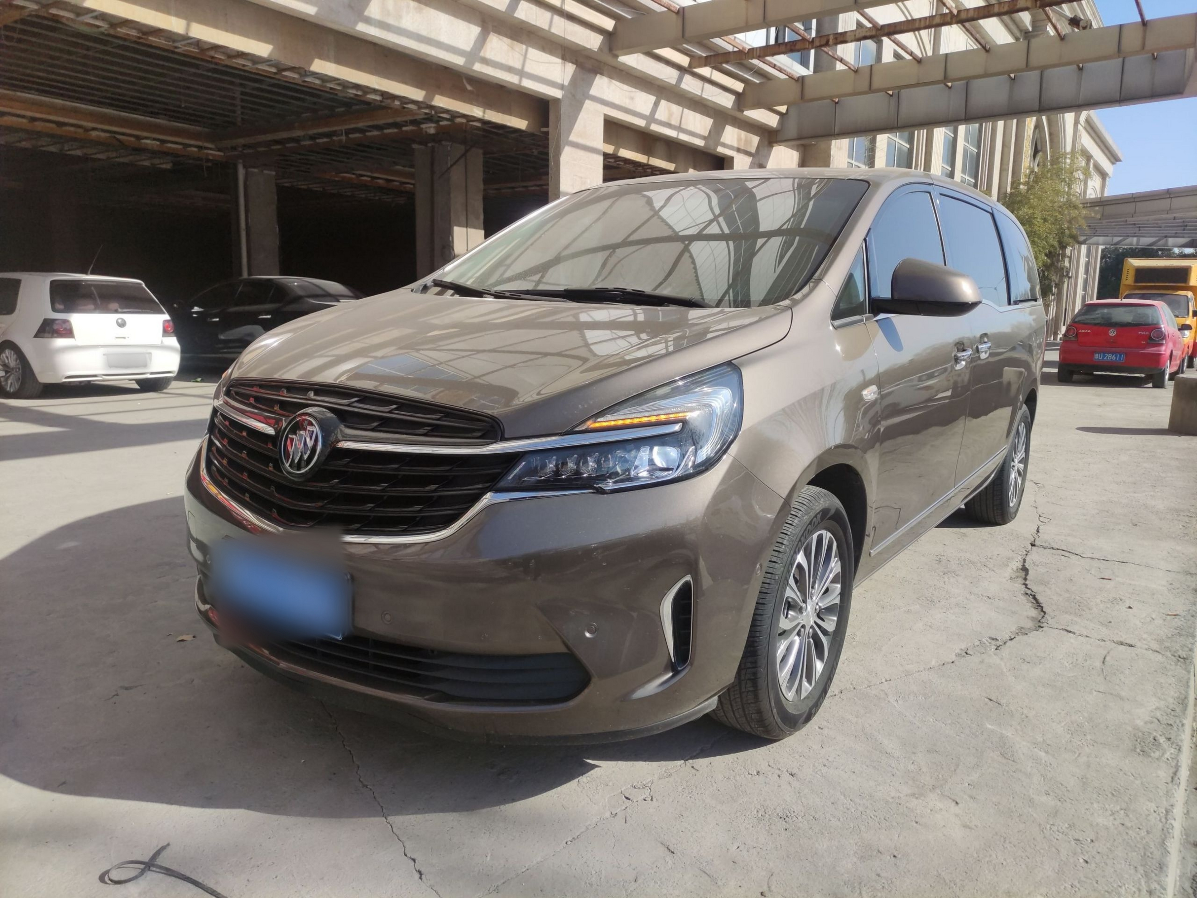 Под передней частью автомобиля