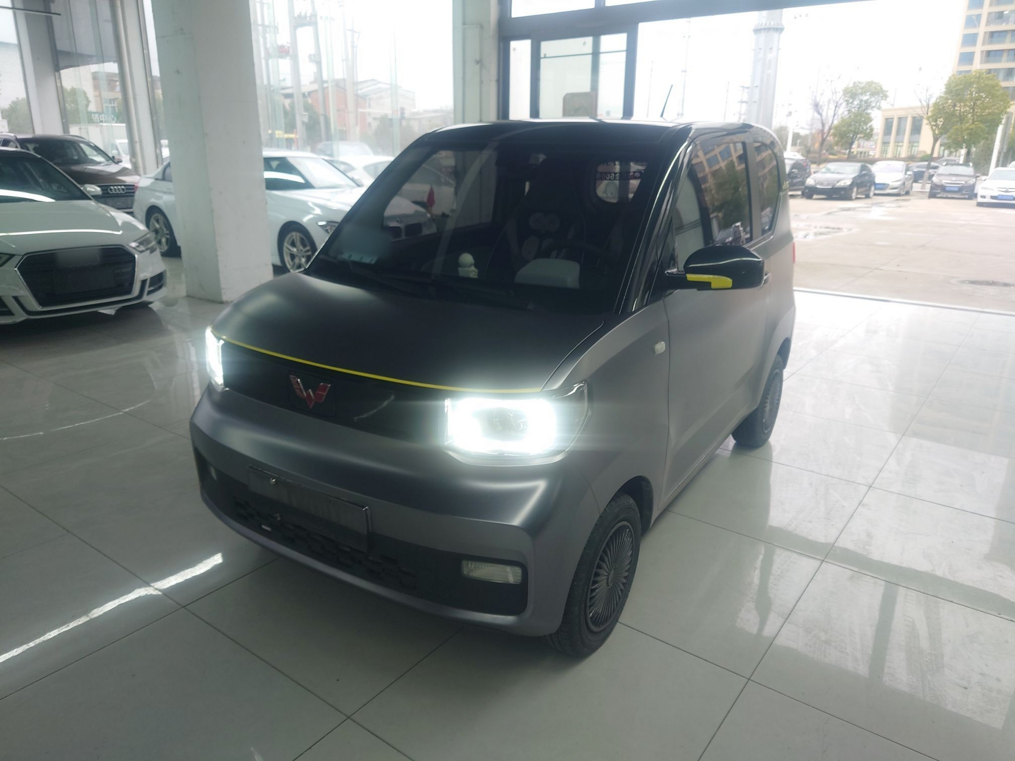 تحت مقدمة السيارة