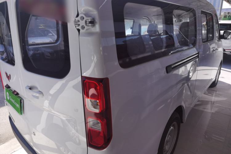Used Wuling Yangguang 2024 300KM Comfort Version Passenger Van 75kW
