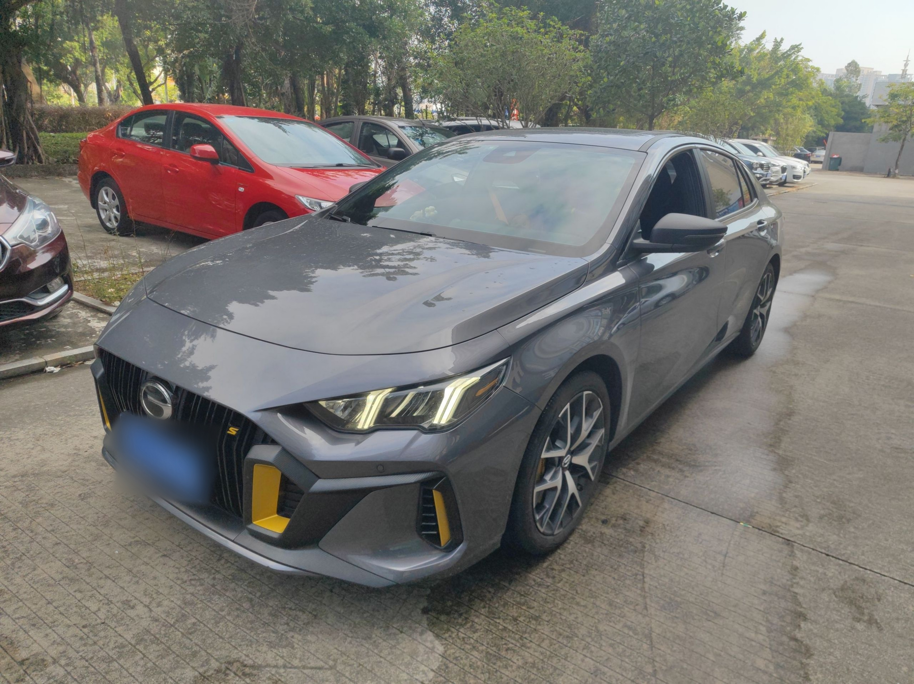 تحت مقدمة السيارة