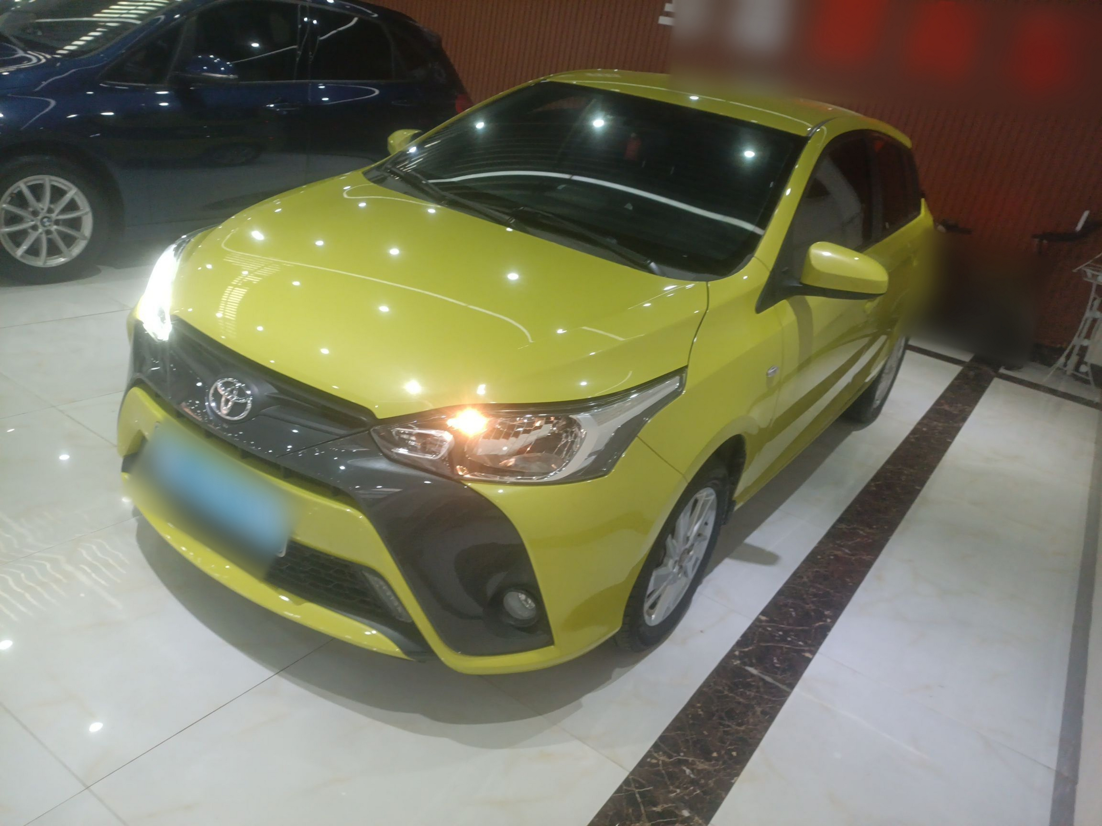 تحت مقدمة السيارة