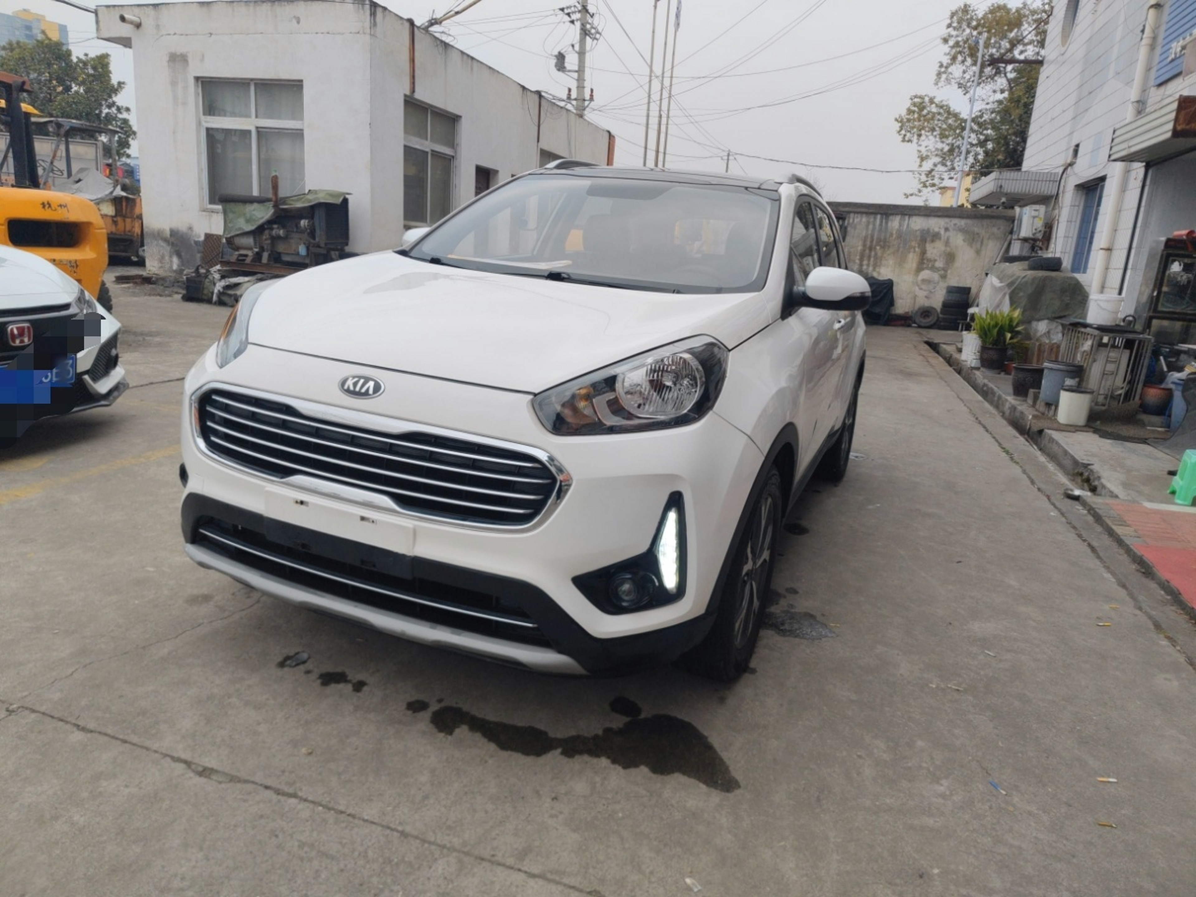 Под передней частью автомобиля