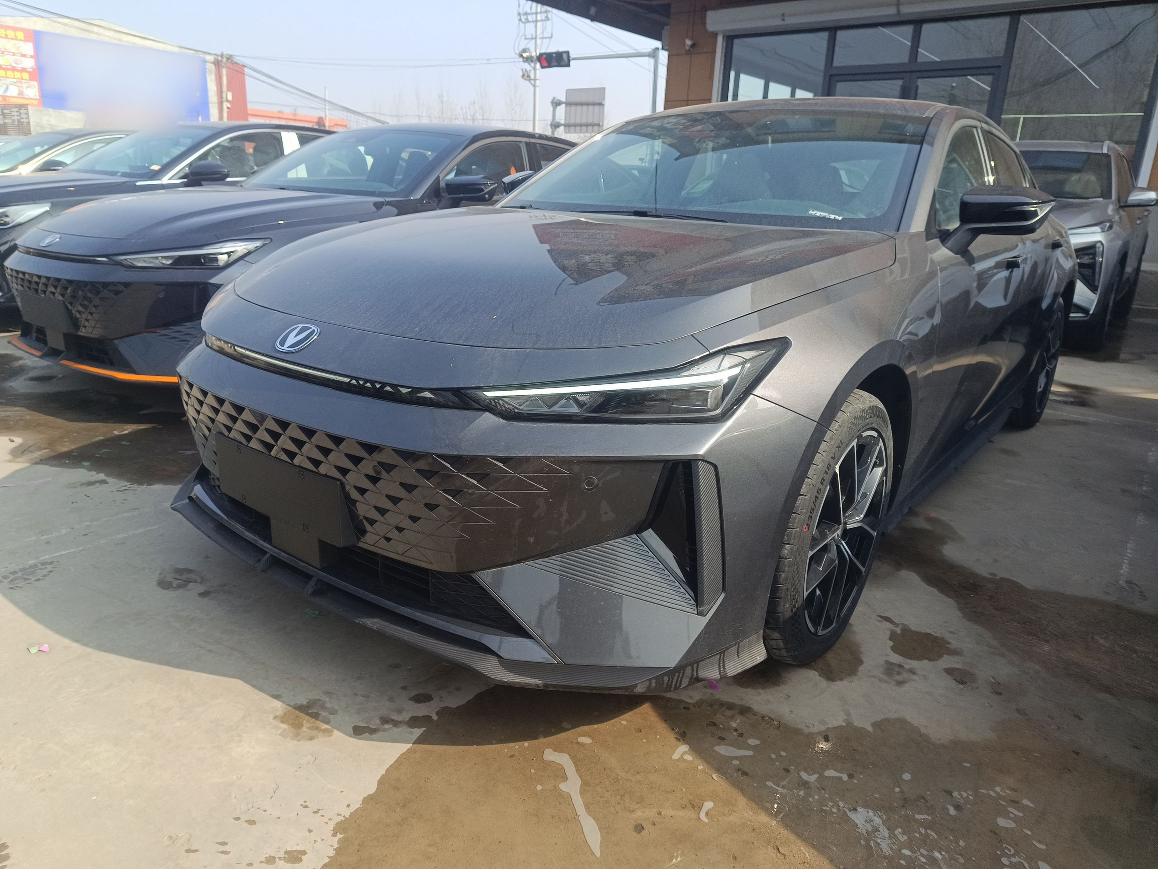 تحت مقدمة السيارة