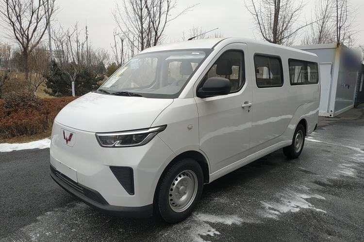 Used Wuling Yangguang 2024 300KM Comfort Version Passenger Van 75kW