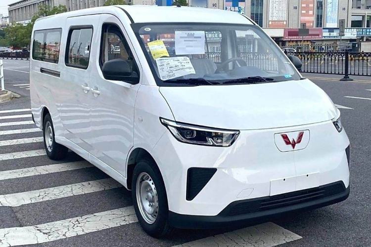 Used Wuling Yangguang 2024 300KM Comfort Version Passenger Van 75kW
