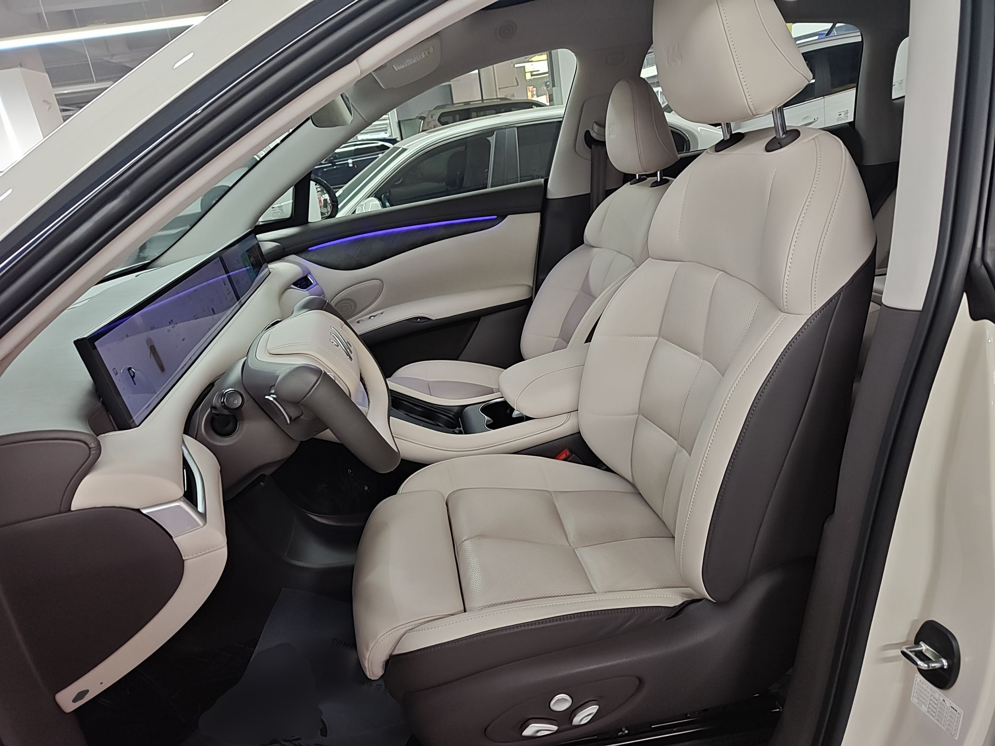 المقاعد الأمامية داخل السيارة