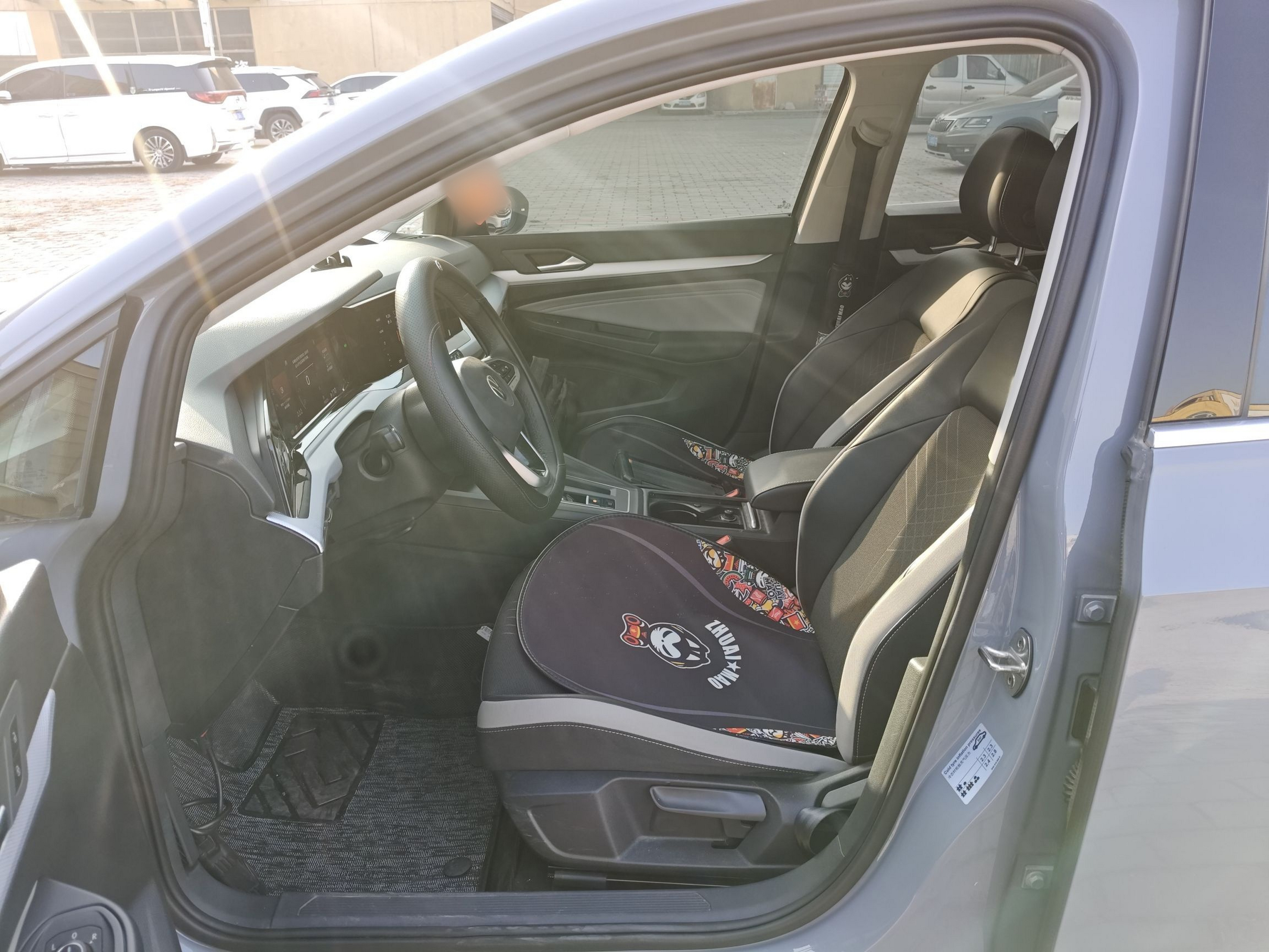 Переднее сиденье в автомобиле