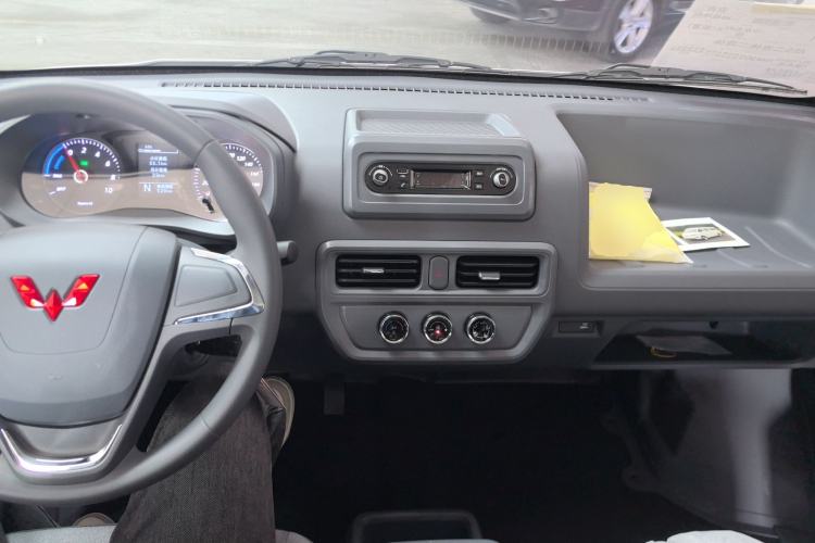 Used Wuling Yangguang 2024 300KM Comfort Version Passenger Van 75kW
