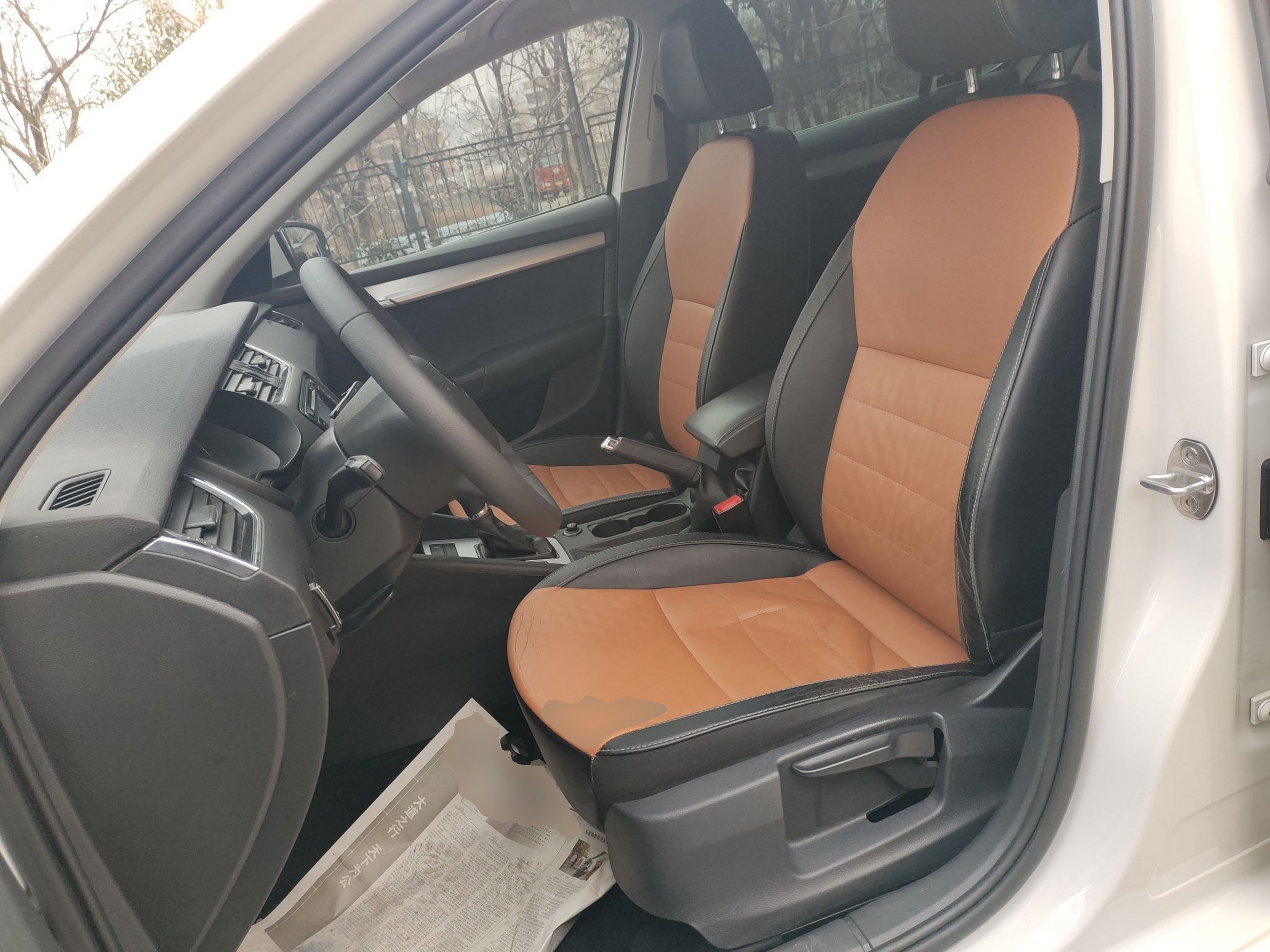 المقاعد الأمامية داخل السيارة