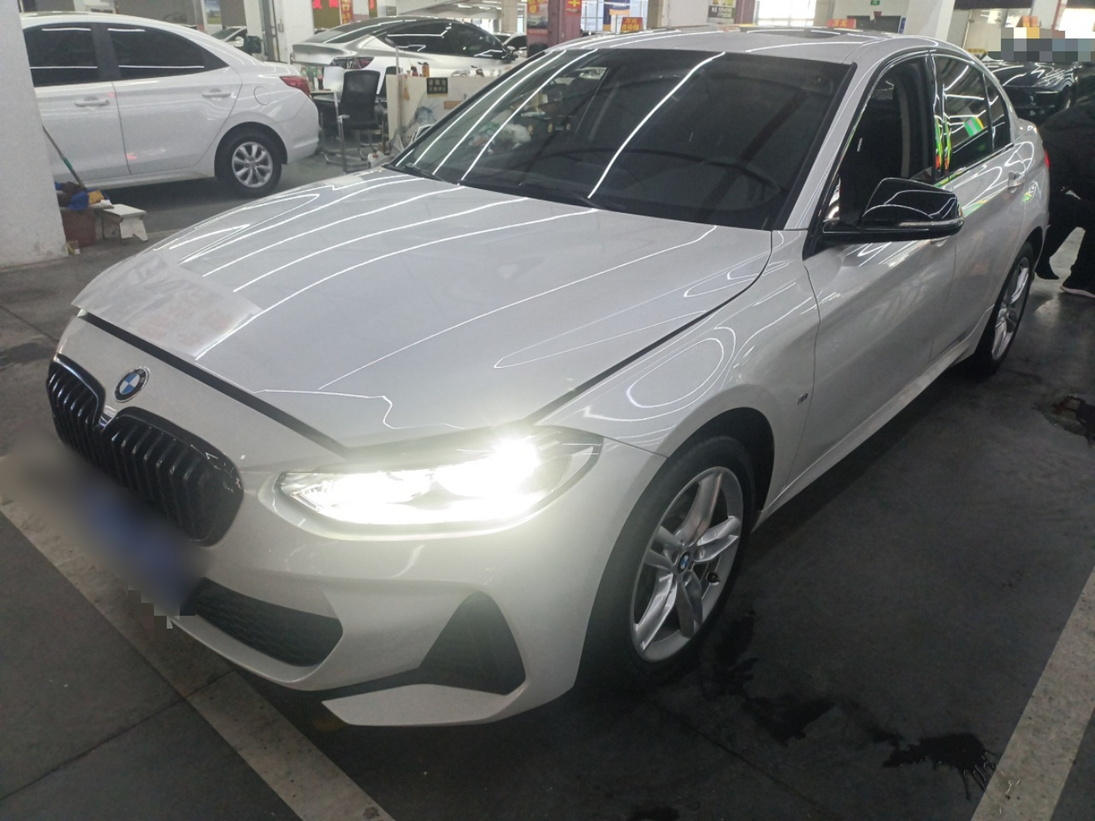 تحت مقدمة السيارة