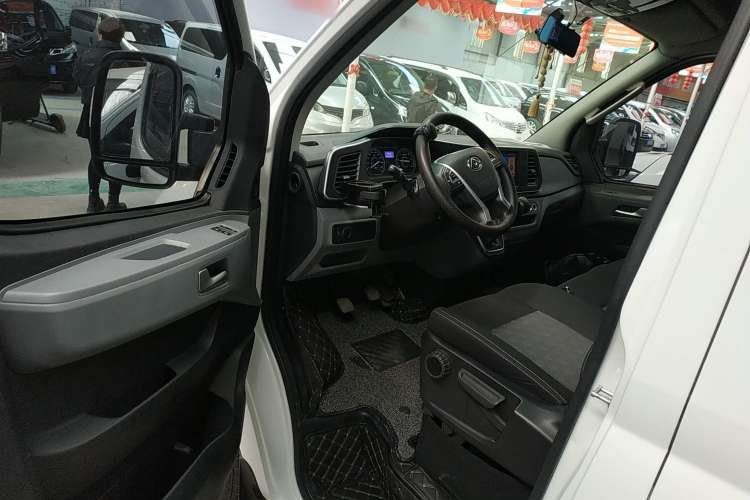 Used SAIC MAXUS Xintu V80 2023 2.0T Manual Classic Aoyuntong Long Wheelbase Mid-Height 6/7/8/9-Seater
