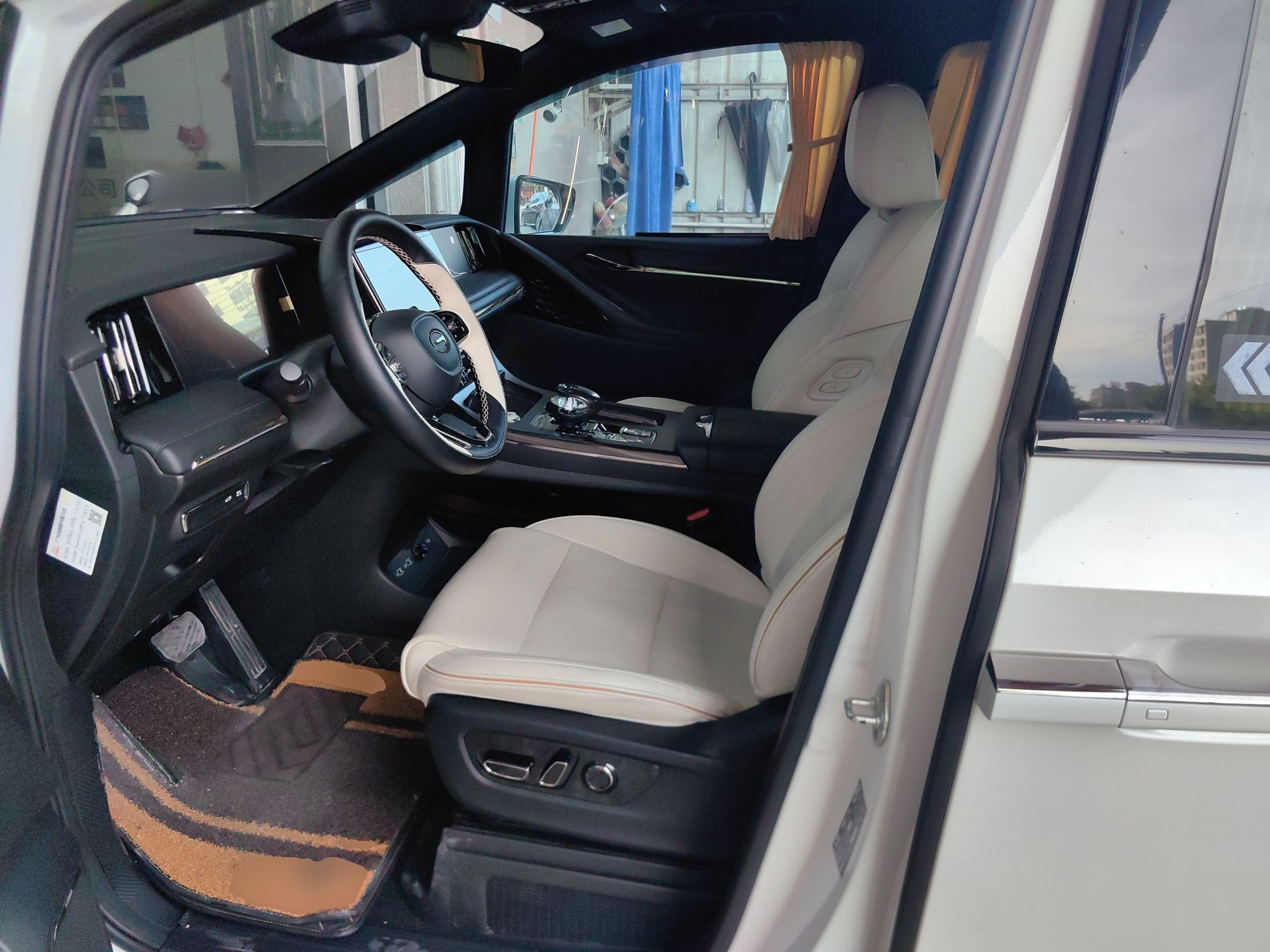 المقاعد الأمامية داخل السيارة