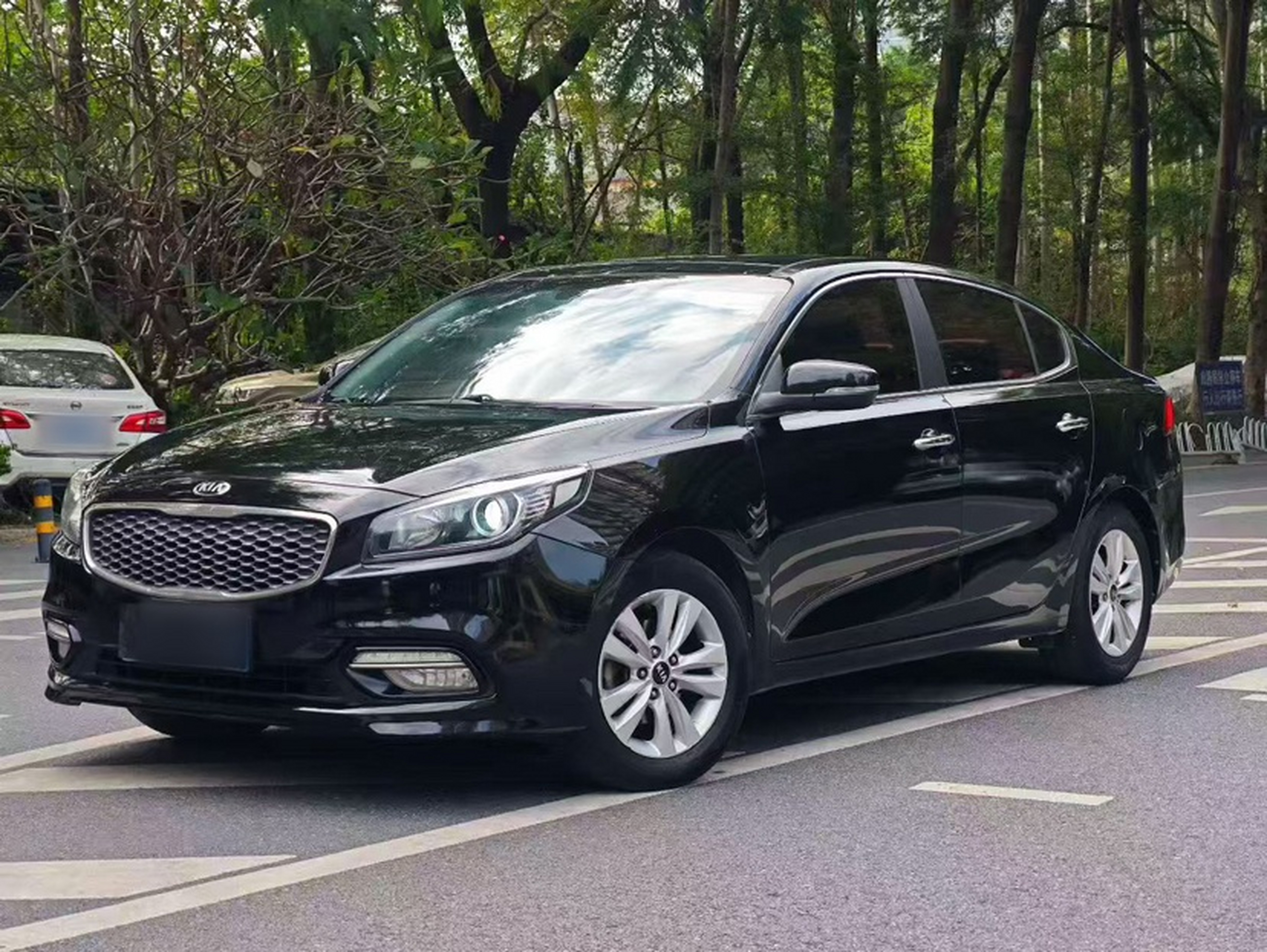 Под передней частью автомобиля