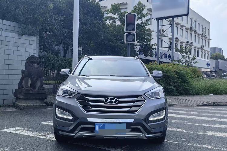 Used Hyundai Santa Fe 2013 2.4L Automatic 4x4 Smart Version
