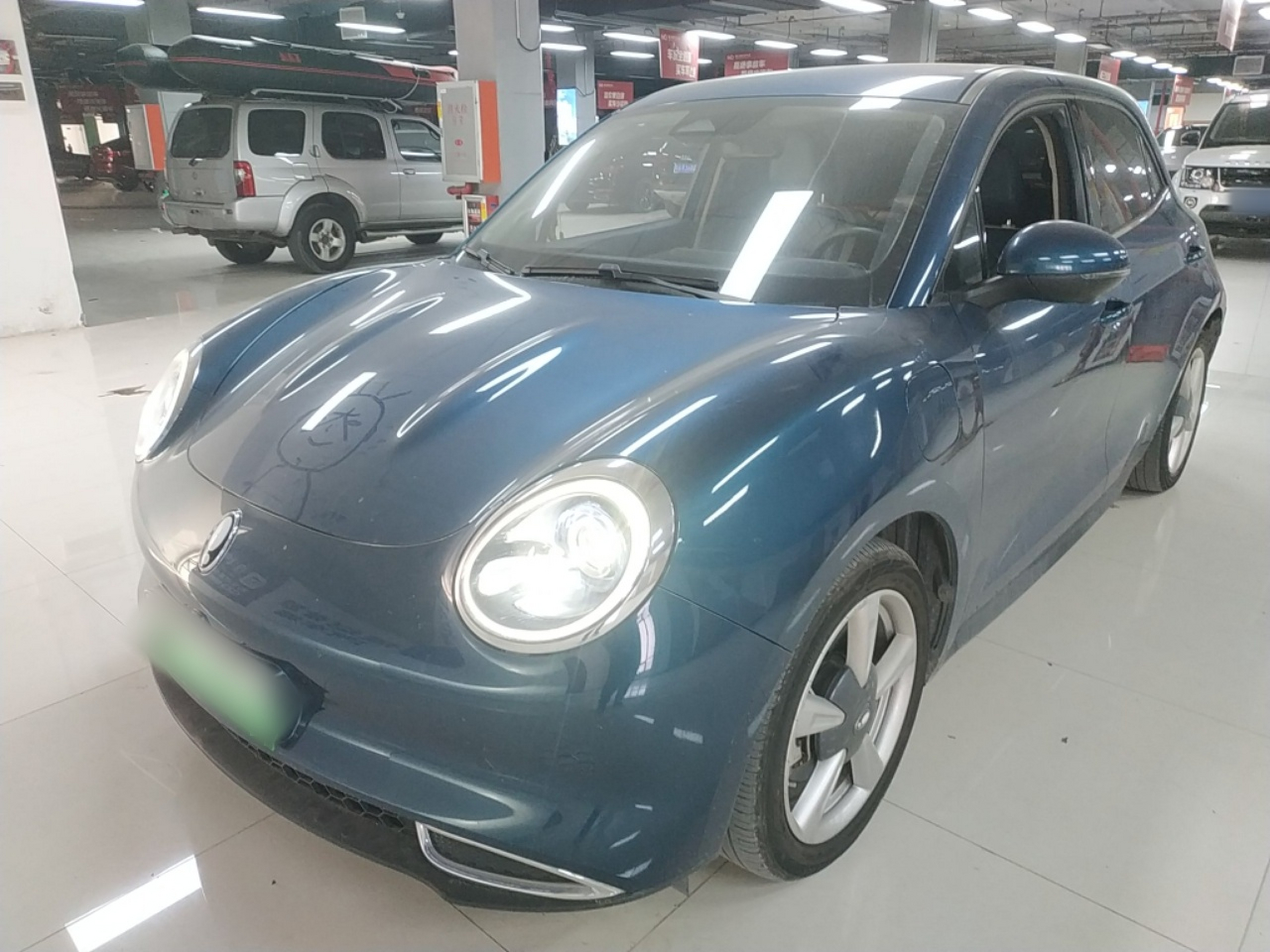 Под передней частью автомобиля