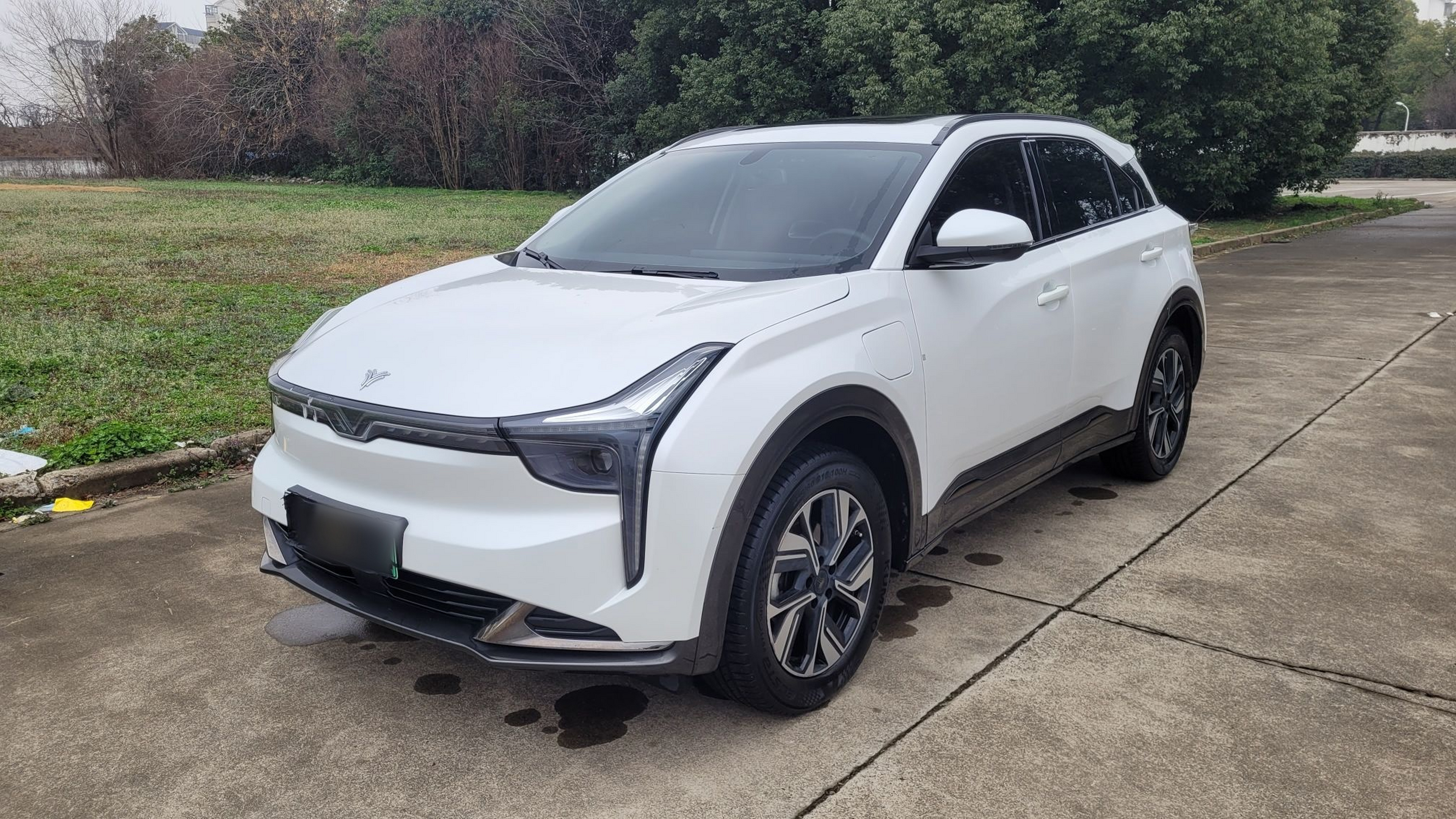 Под передней частью автомобиля