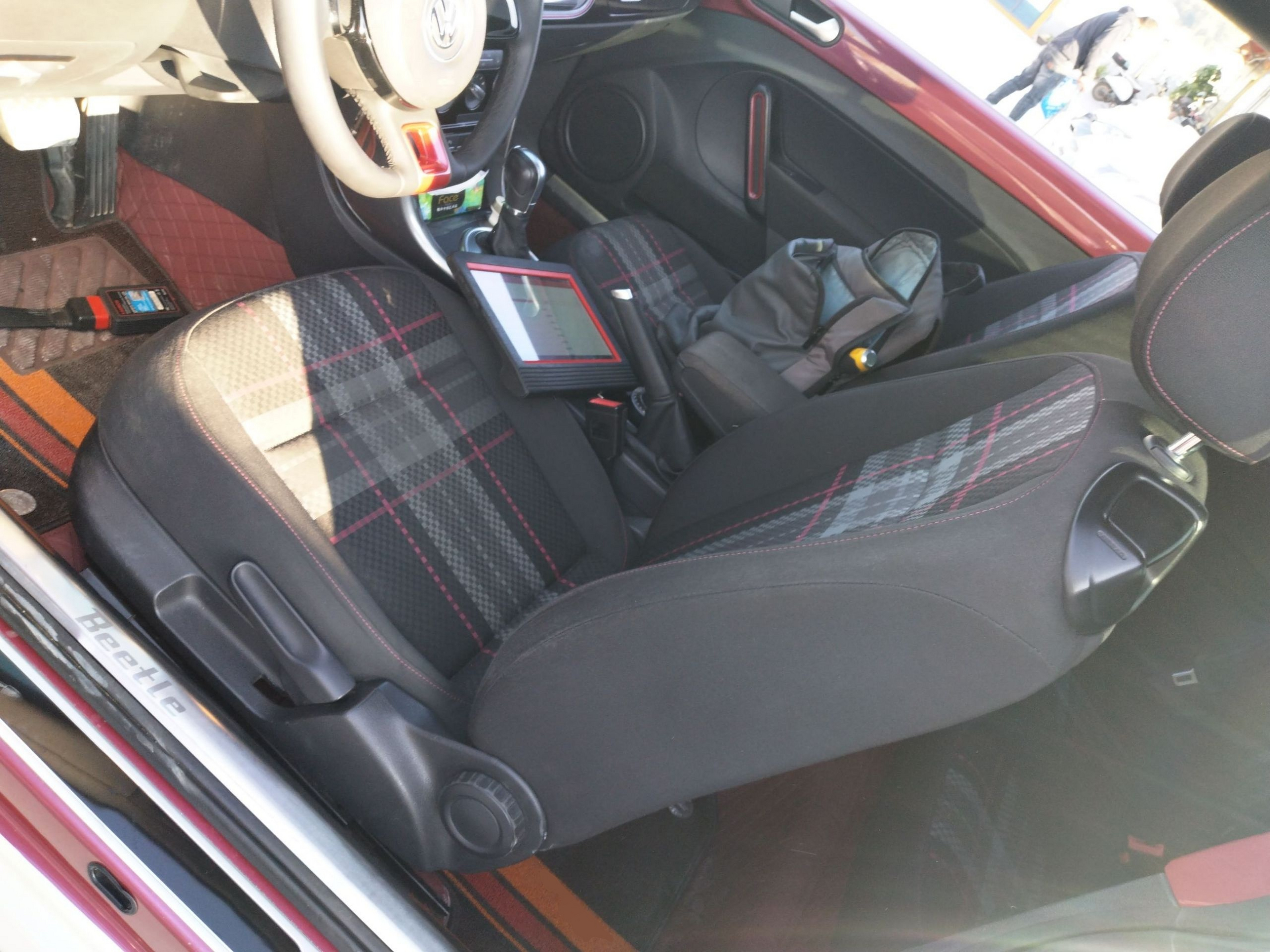 المقاعد الأمامية داخل السيارة