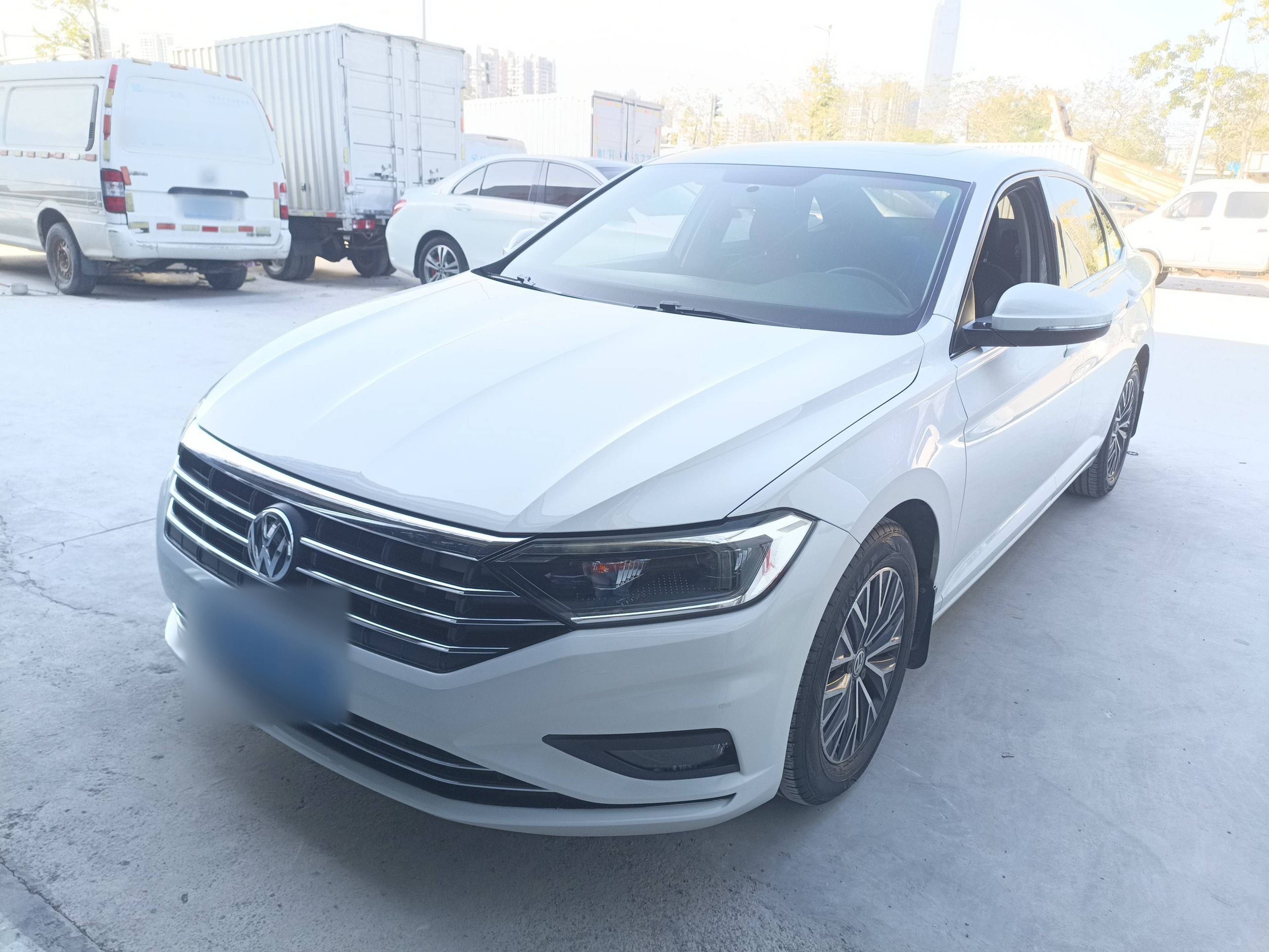 تحت مقدمة السيارة