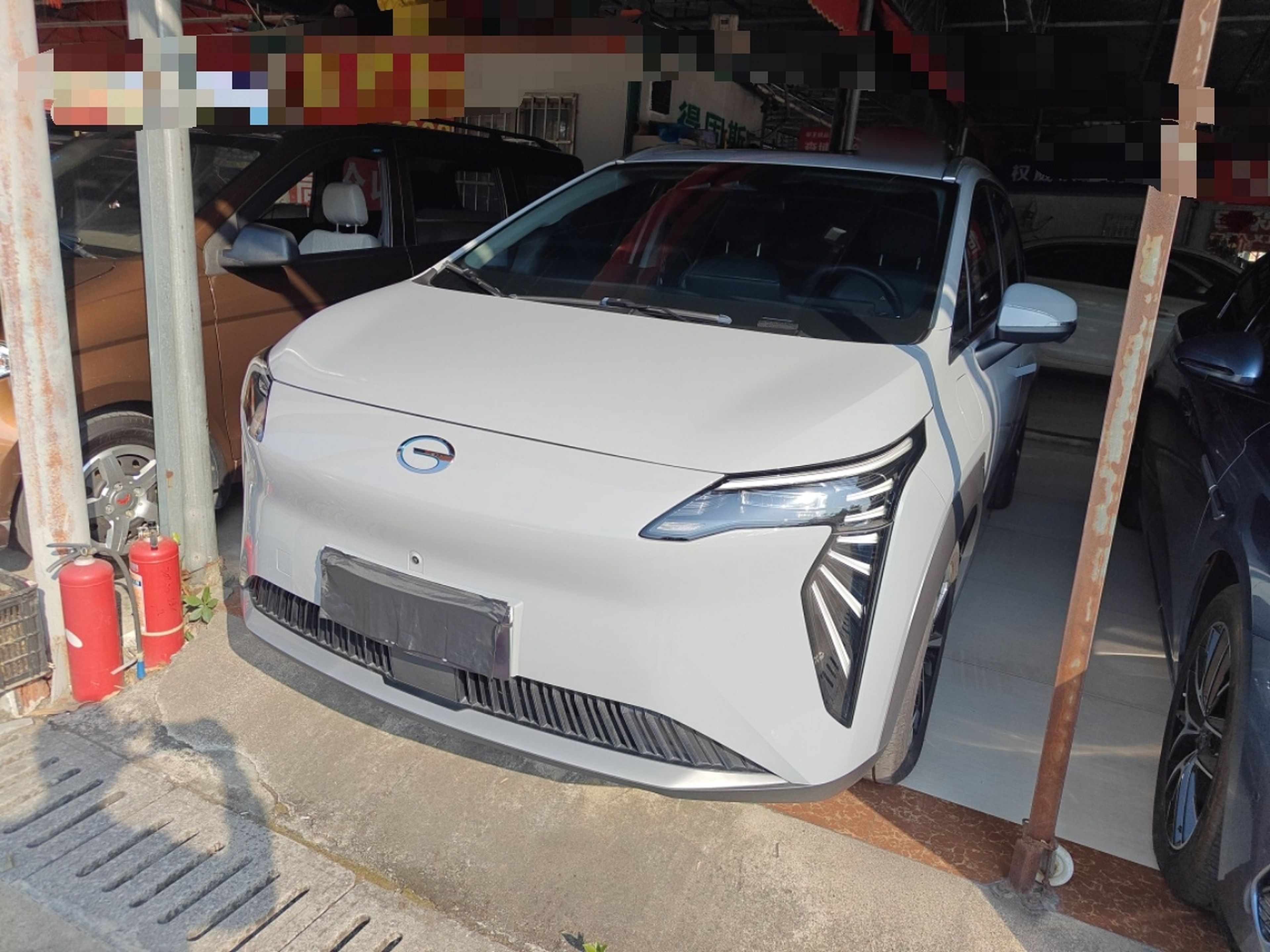 تحت مقدمة السيارة