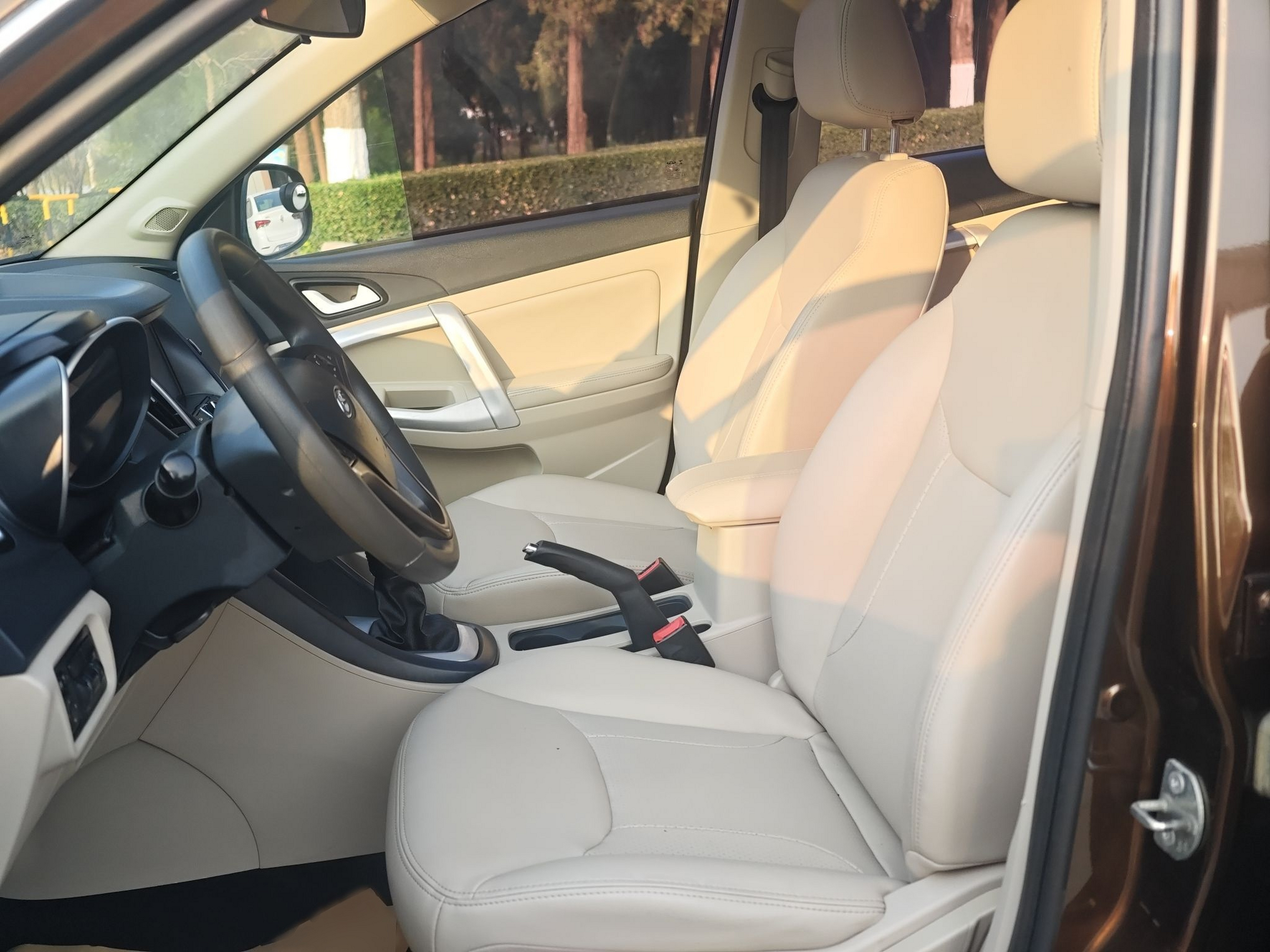 المقاعد الأمامية داخل السيارة