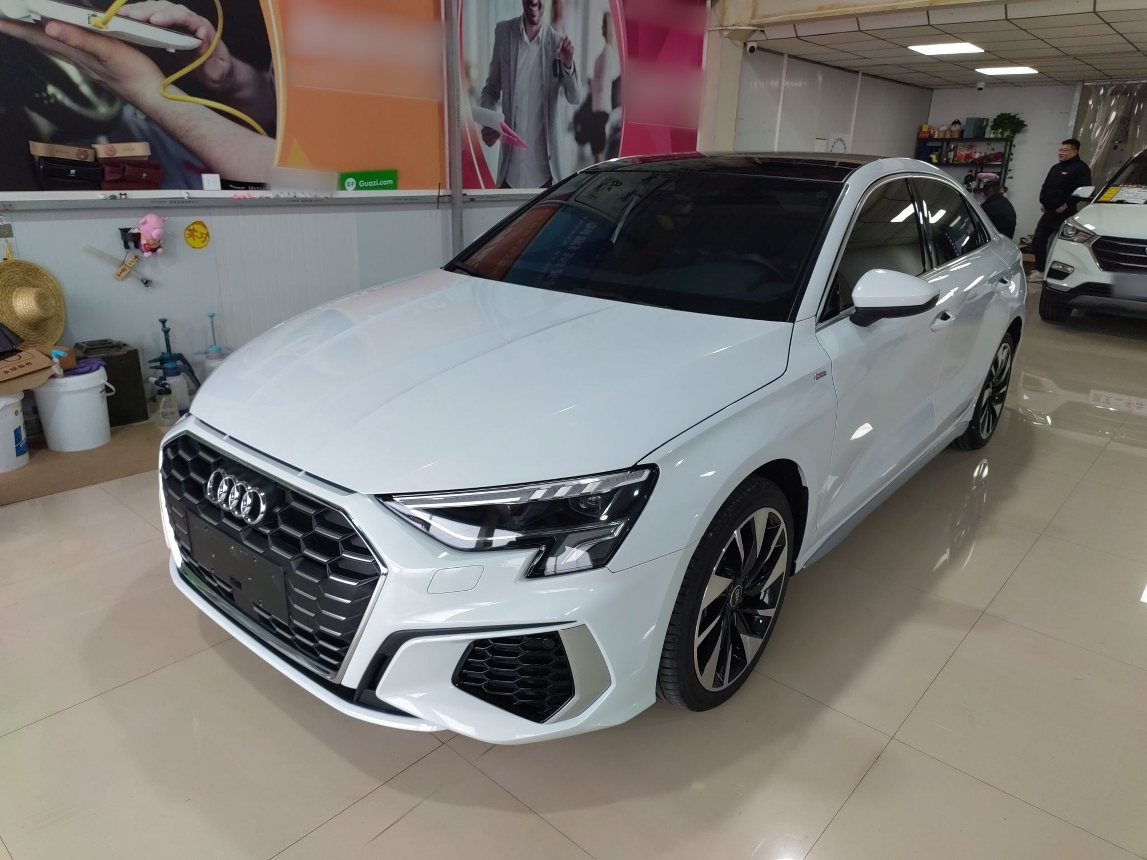 تحت مقدمة السيارة