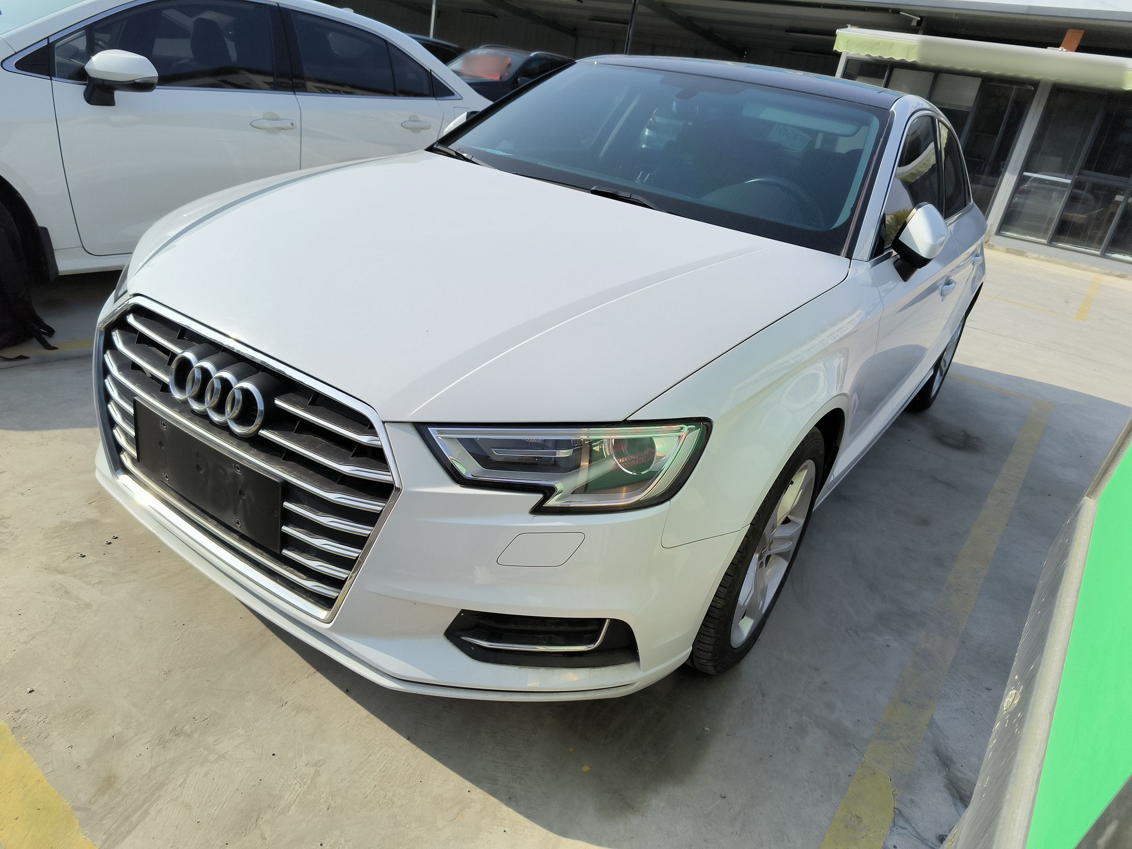 Под передней частью автомобиля