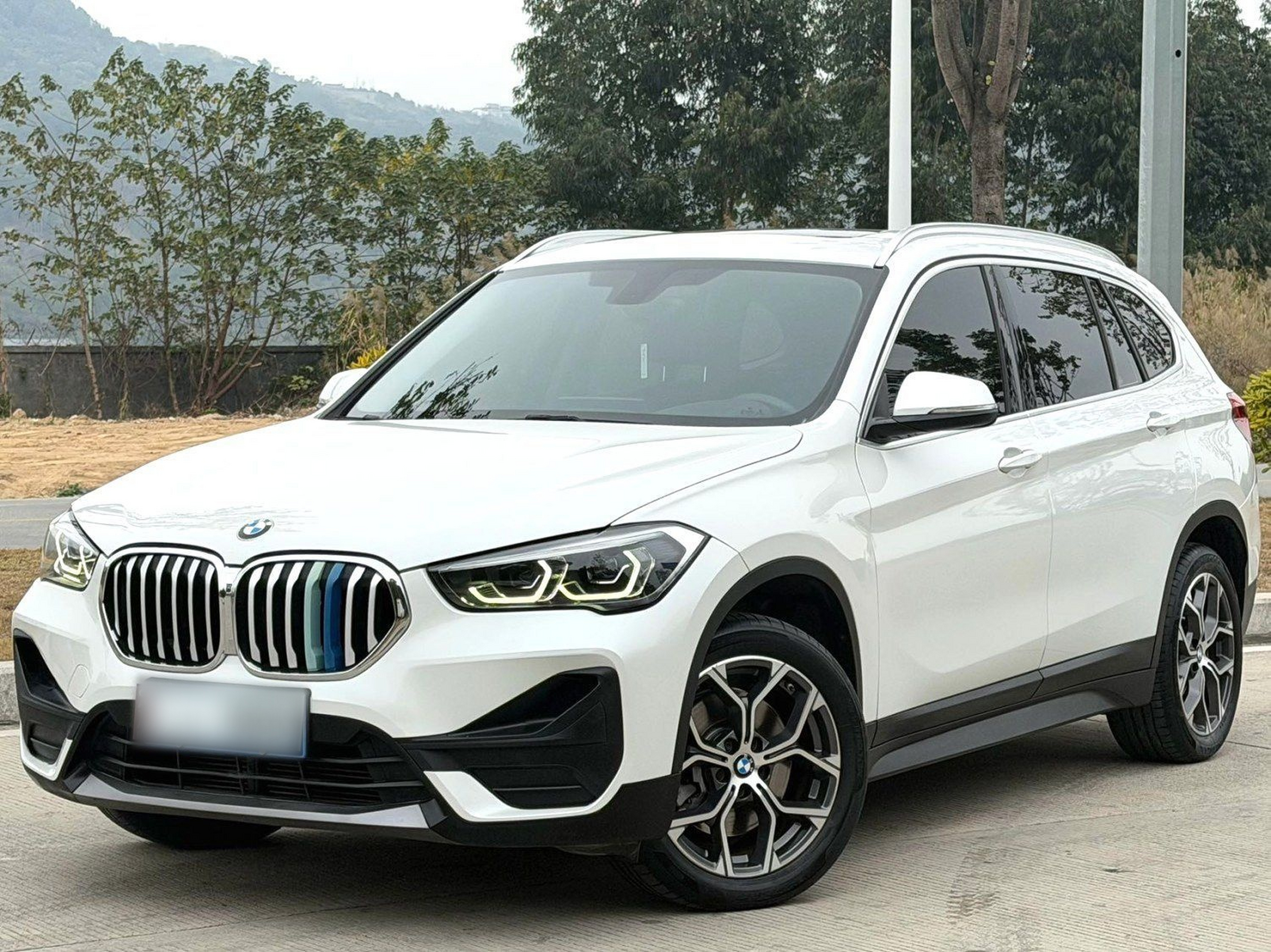 Под передней частью автомобиля