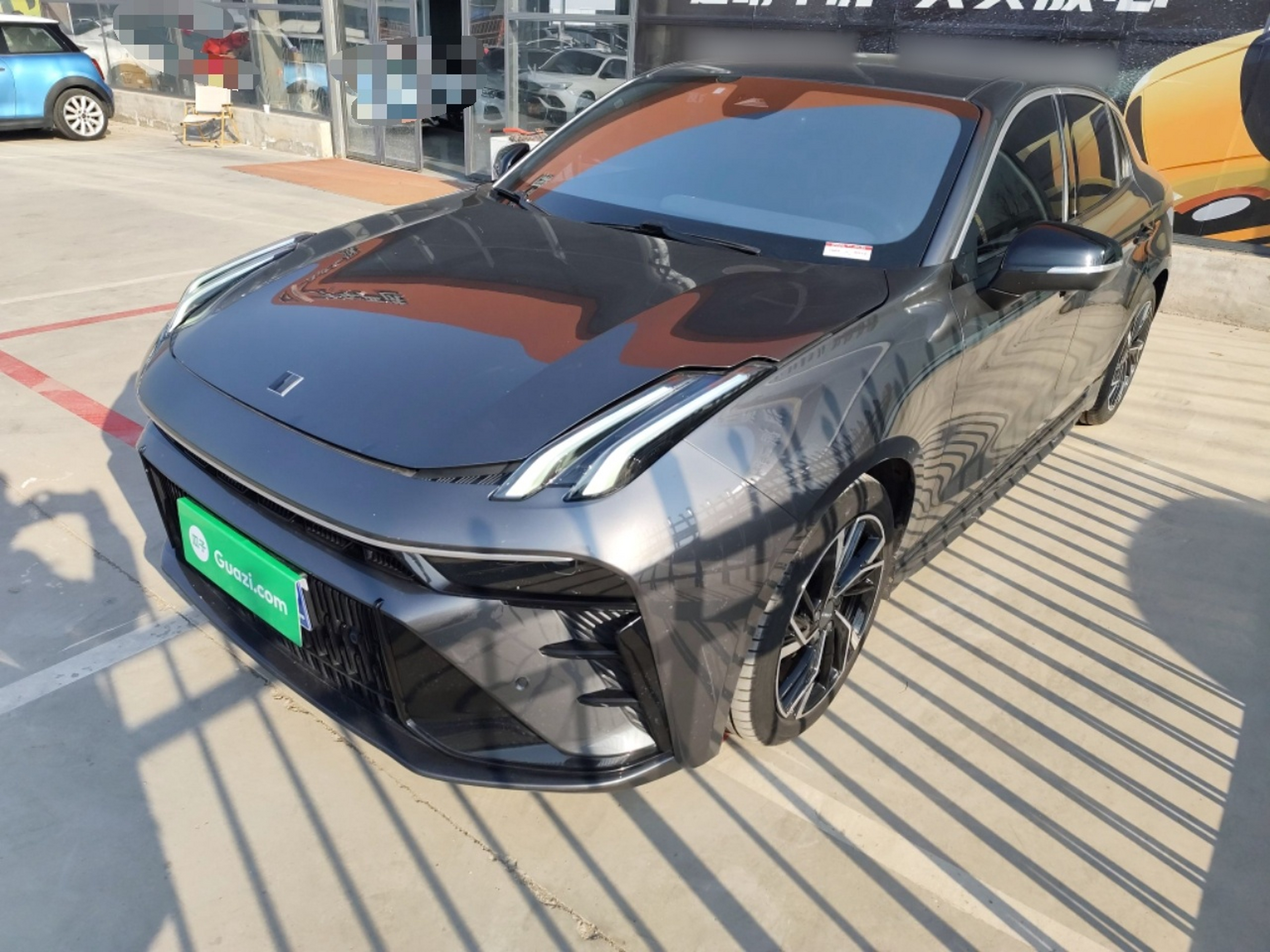 تحت مقدمة السيارة