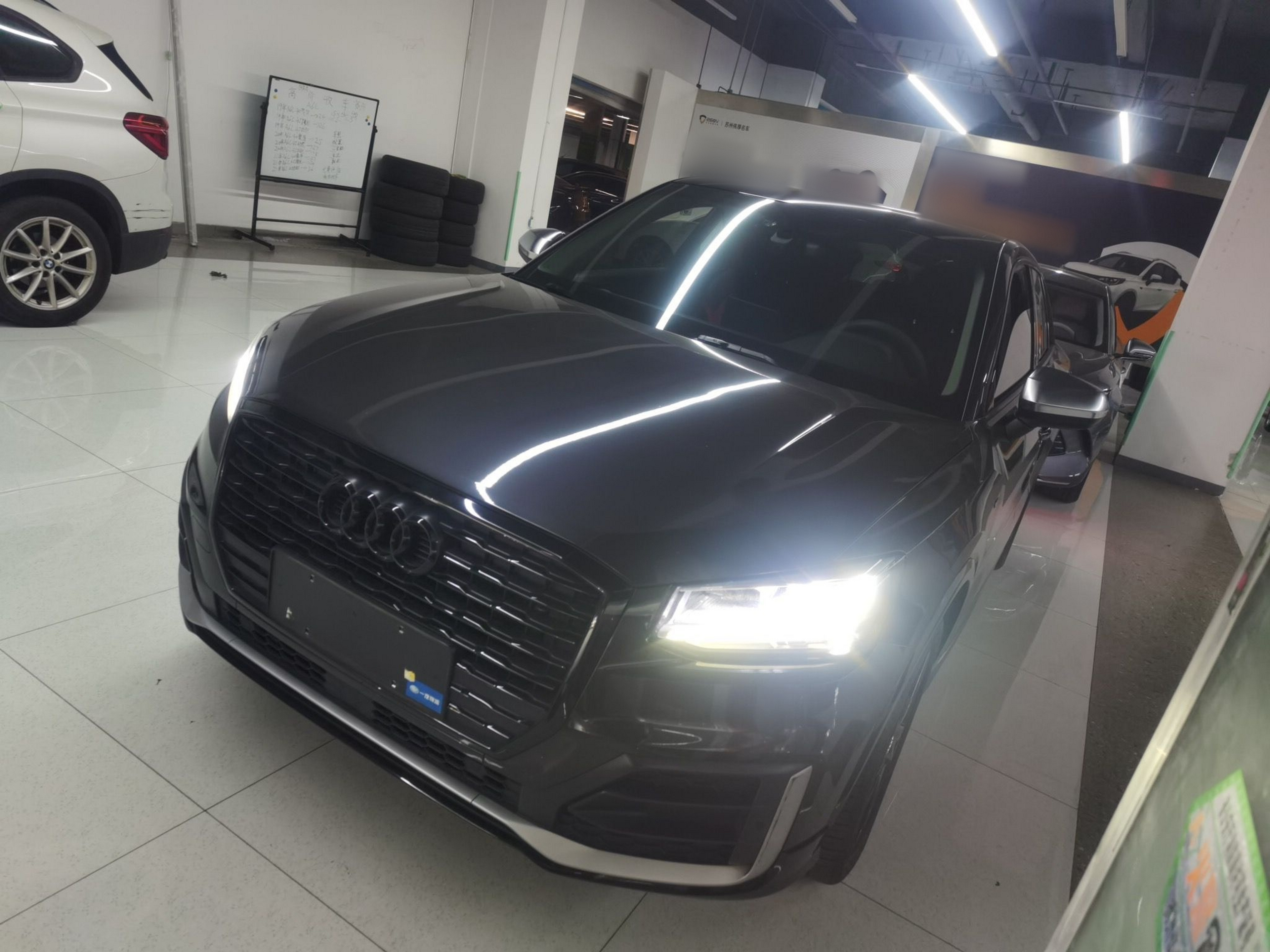 تحت مقدمة السيارة