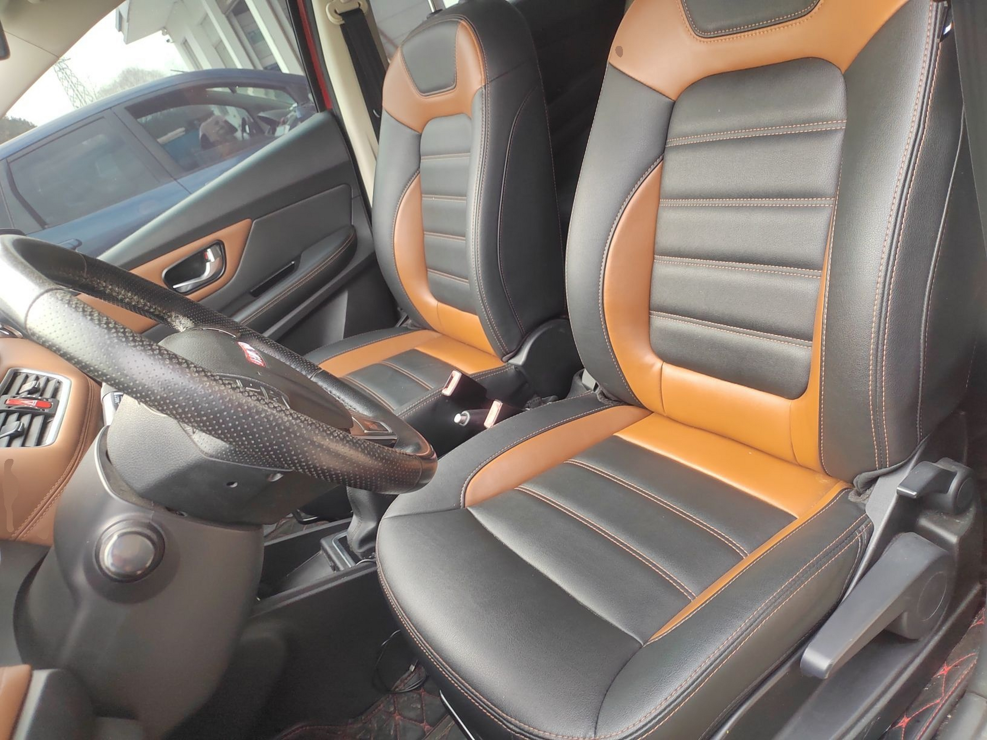 Переднее сиденье в автомобиле