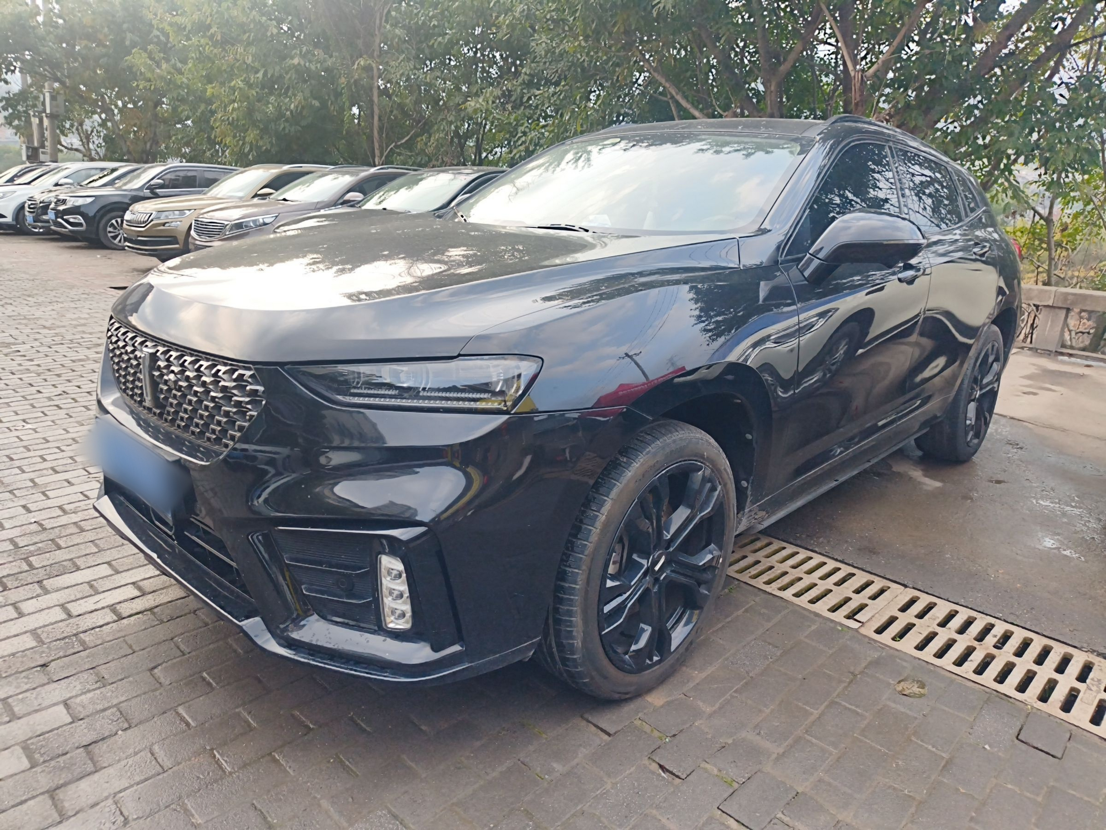 Под передней частью автомобиля