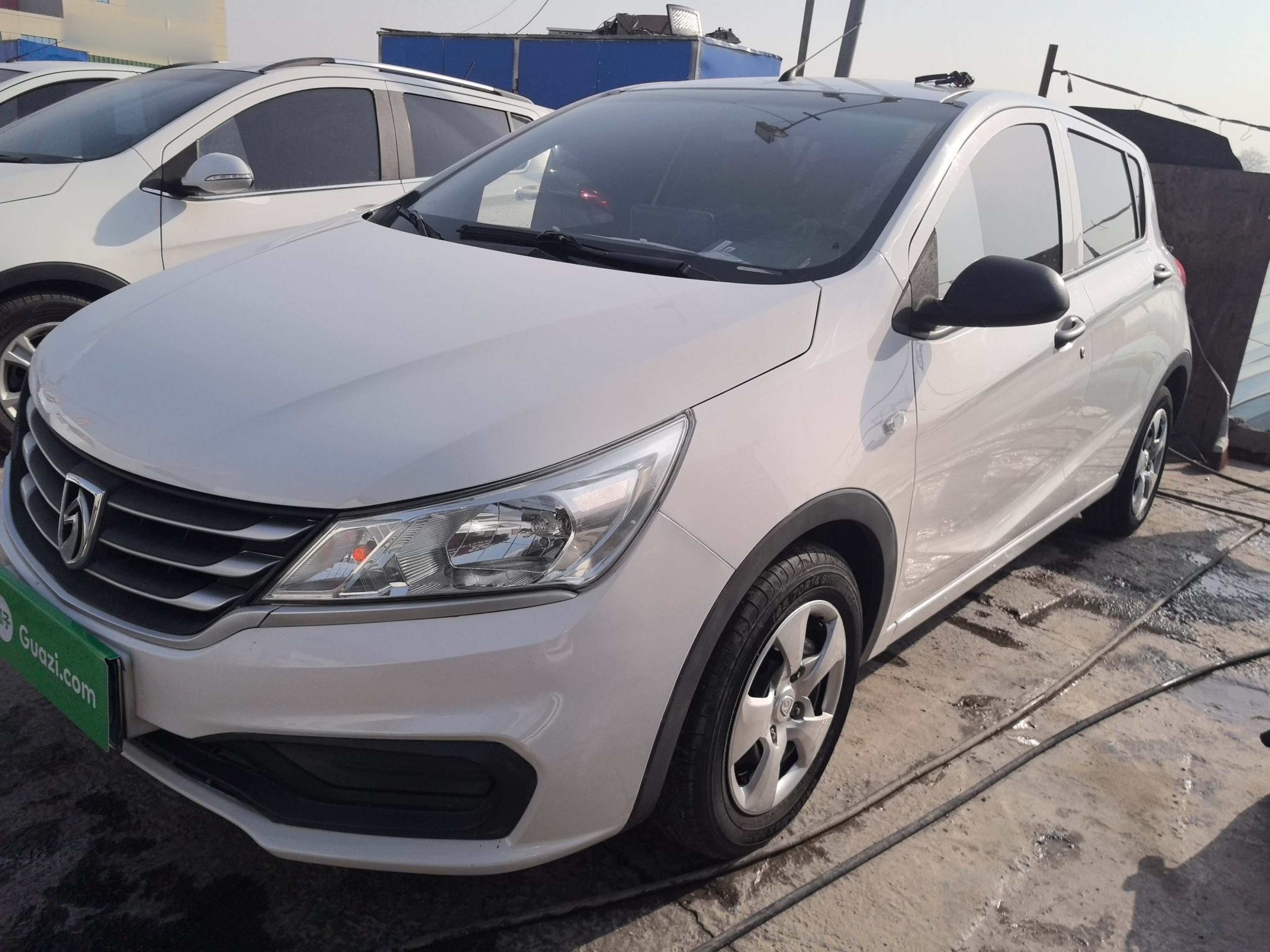 Под передней частью автомобиля