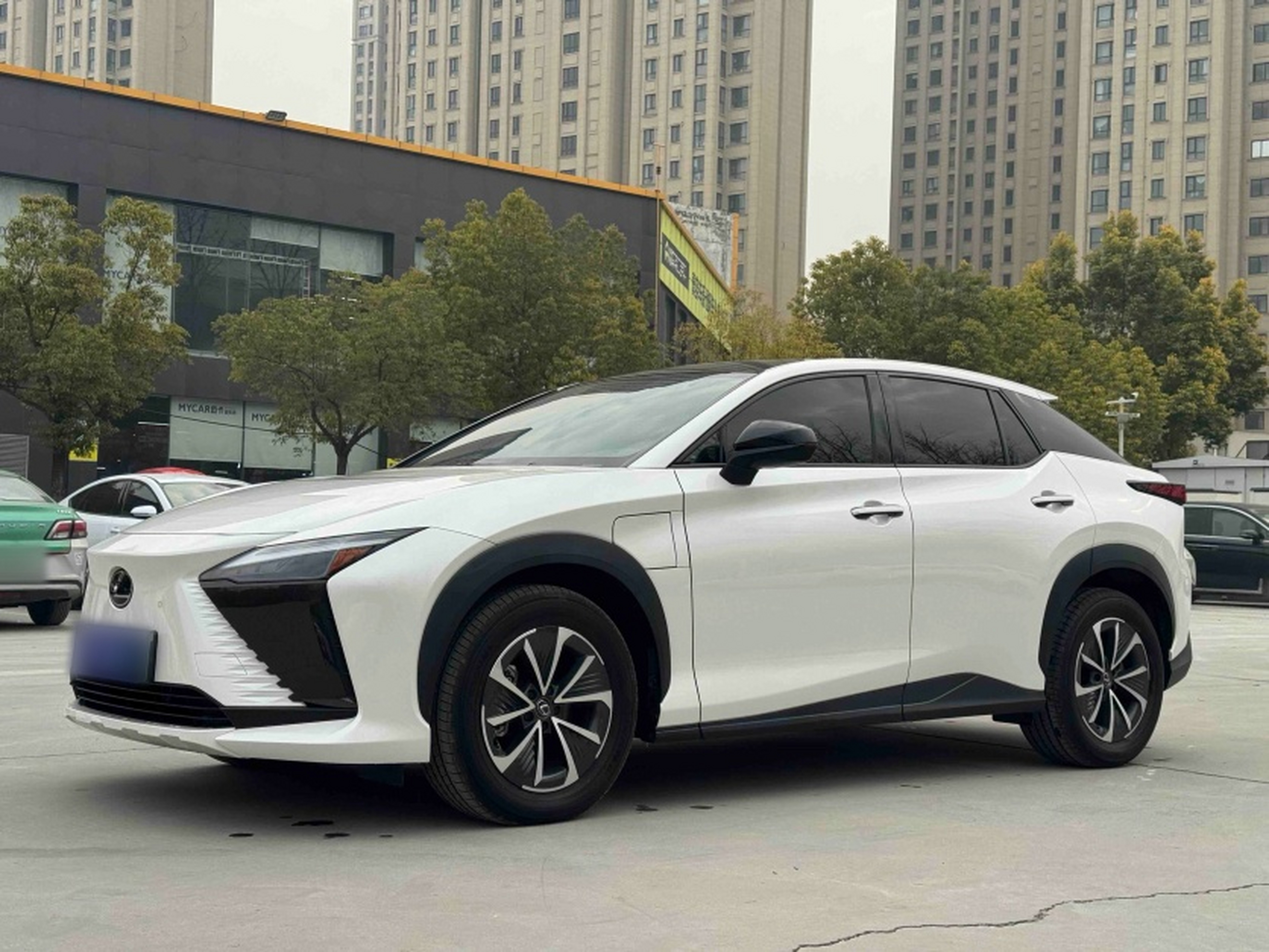 Под передней частью автомобиля