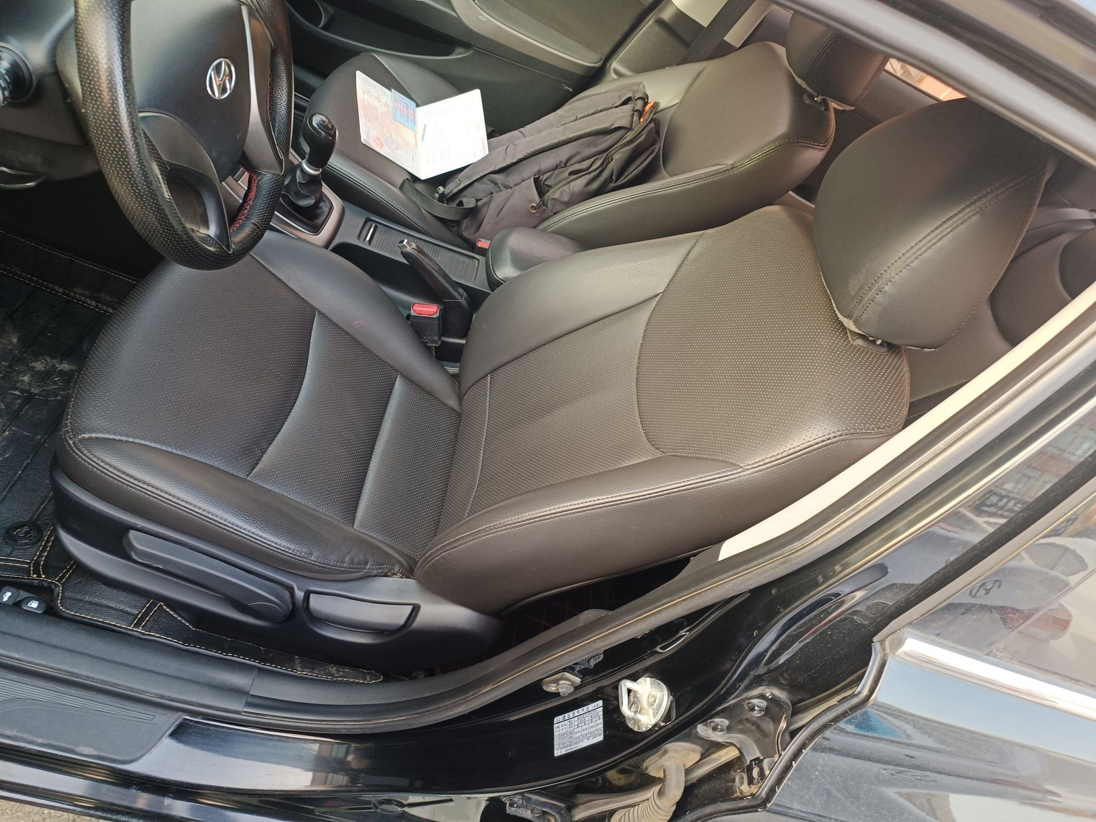 المقاعد الأمامية داخل السيارة