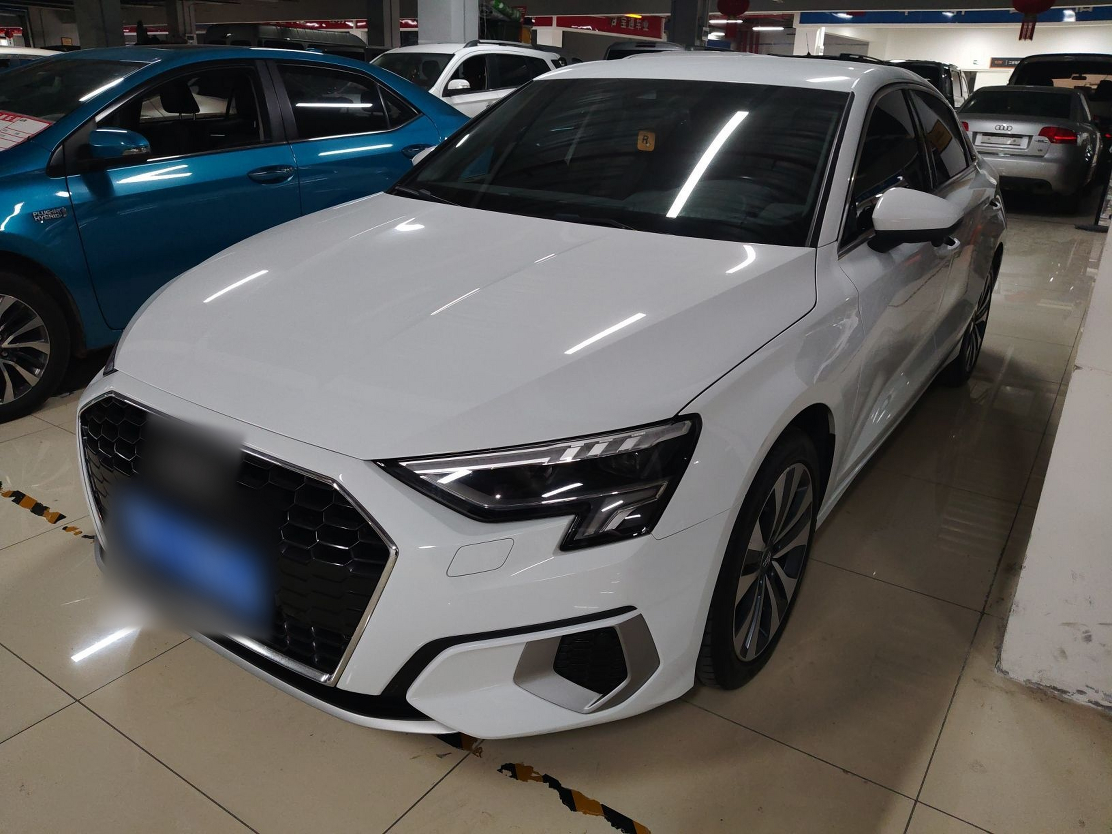 تحت مقدمة السيارة