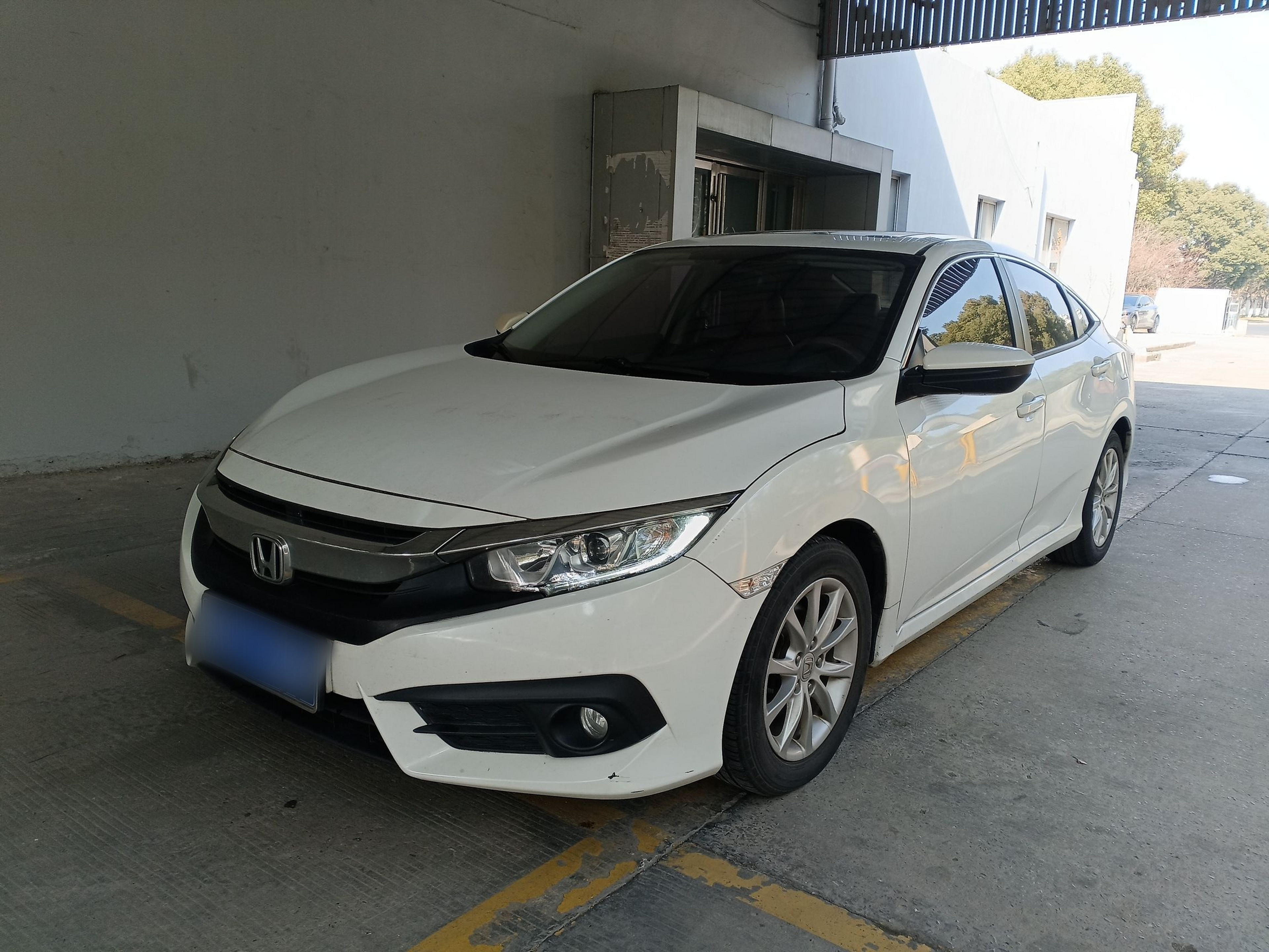 Под передней частью автомобиля