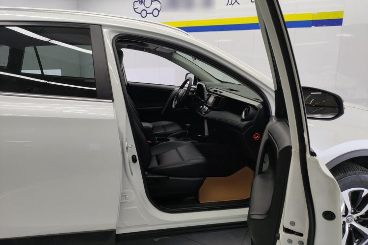 Used Toyota RAV4 2019 2.0L CVT Two-Wheel Drive Luxury Version China VI Standard