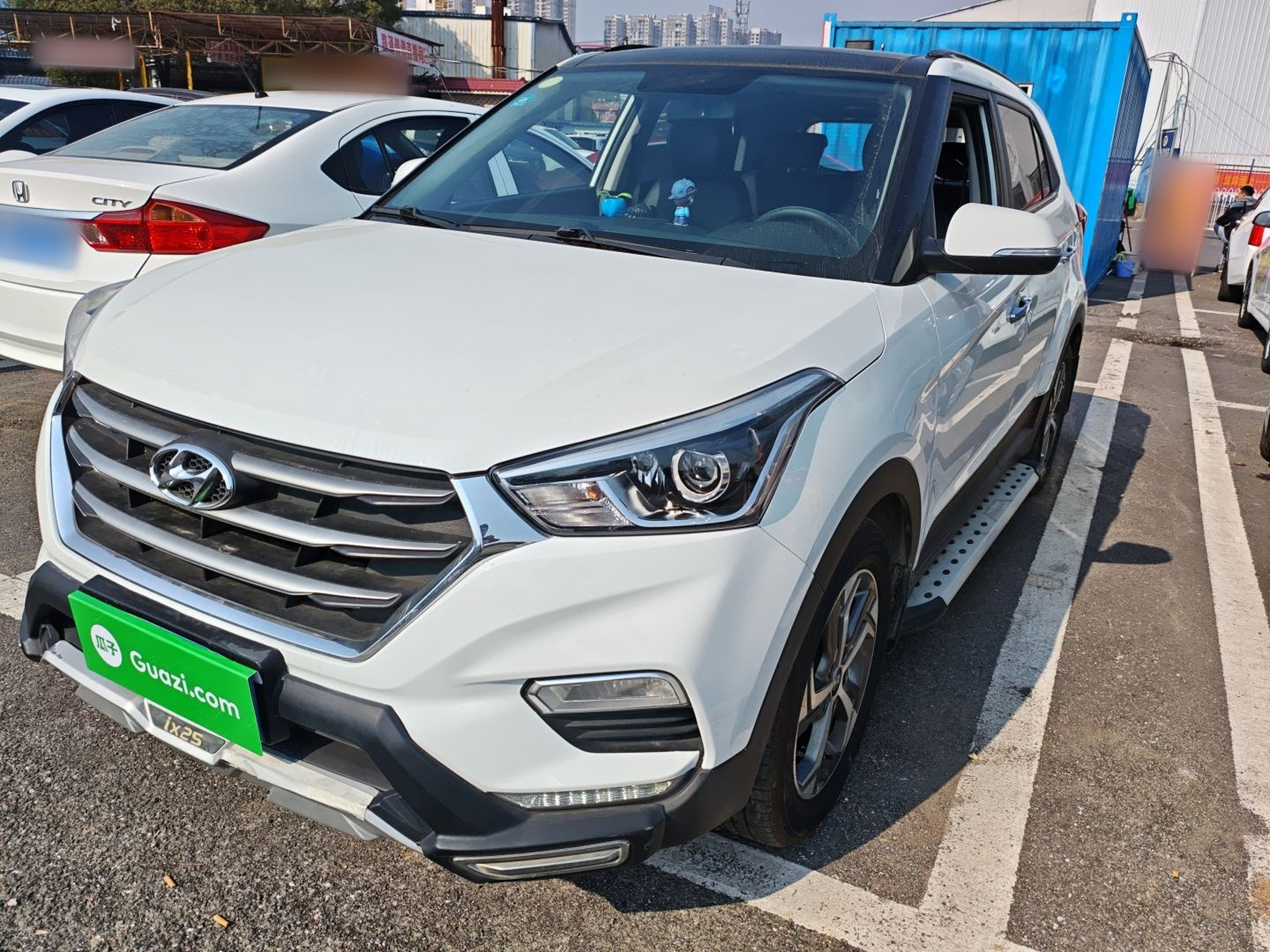 Под передней частью автомобиля