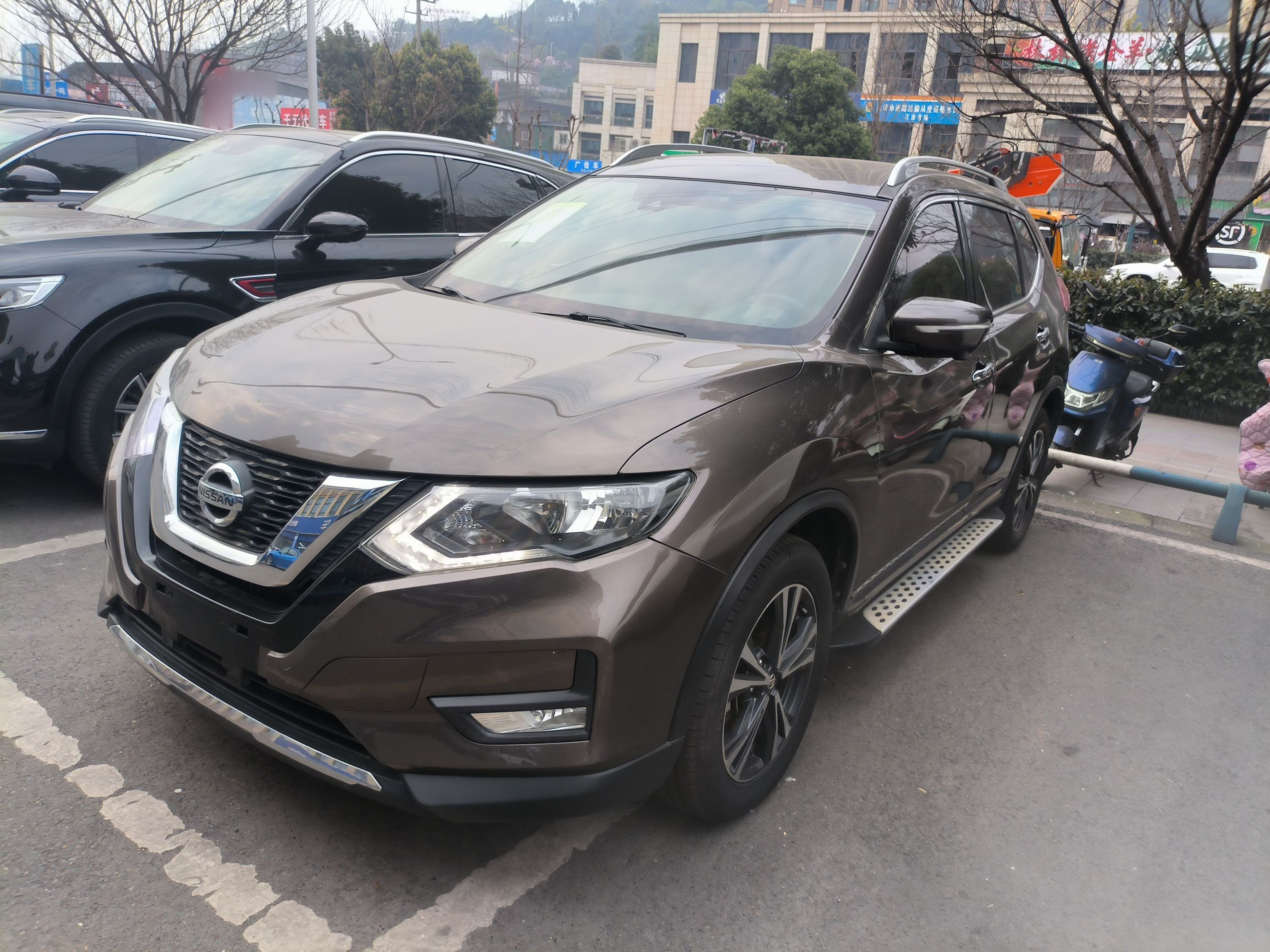 Под передней частью автомобиля