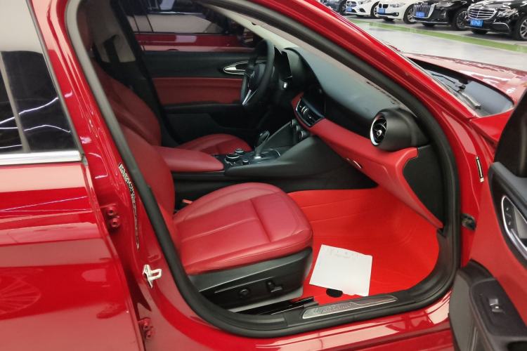 Used Alfa Romeo Giulia 2017 2.0T 200HP Luxury Edition
