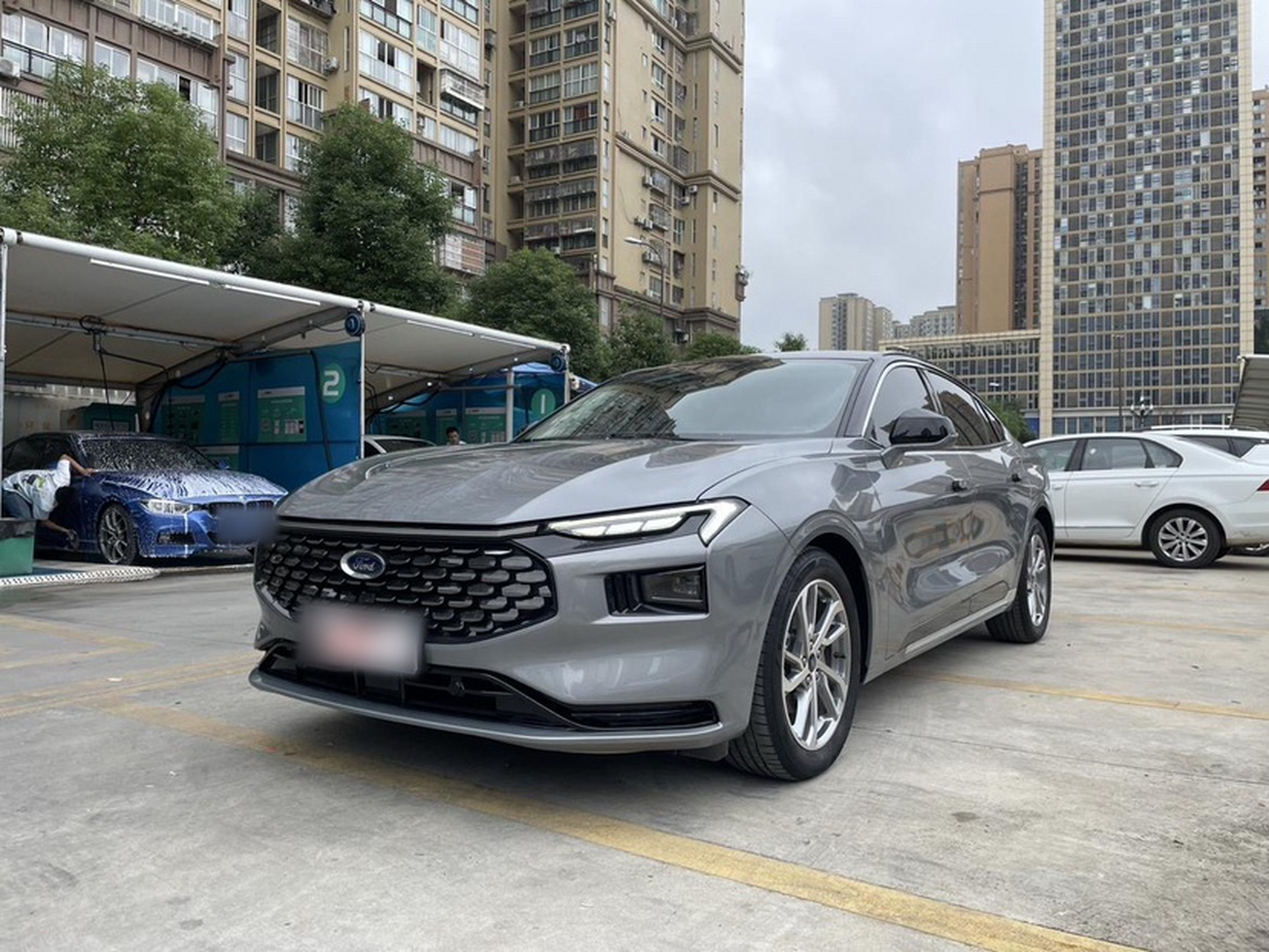 تحت مقدمة السيارة