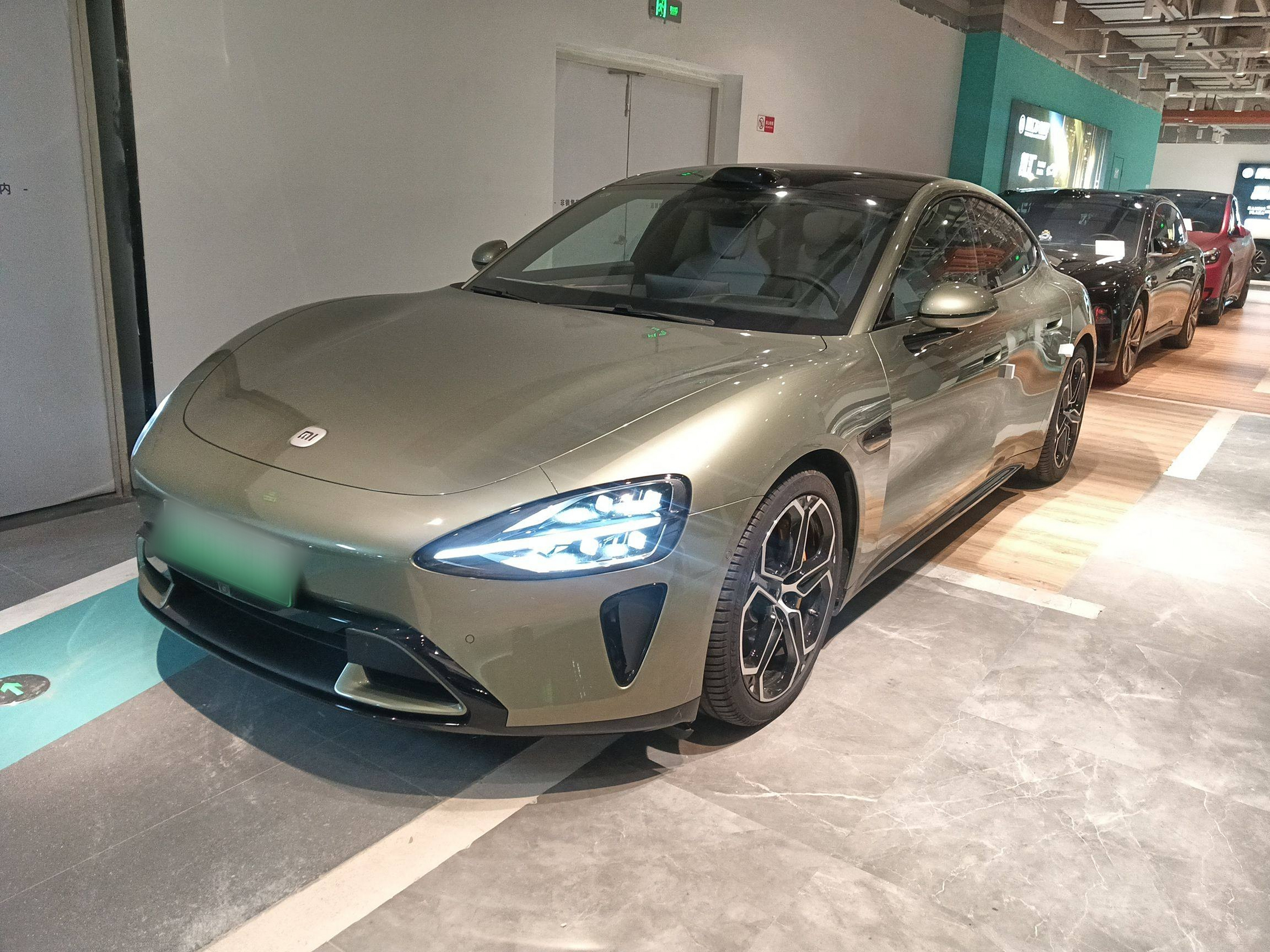 تحت مقدمة السيارة