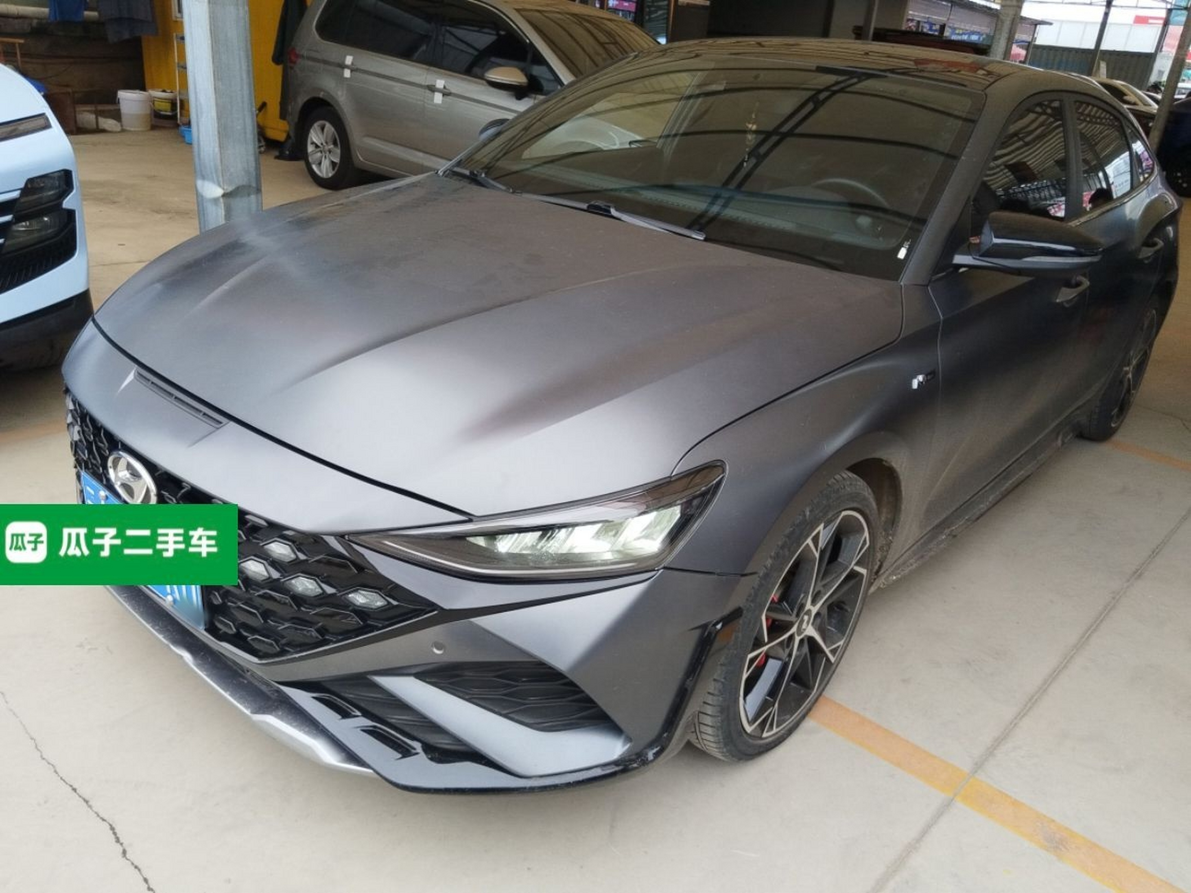 تحت مقدمة السيارة