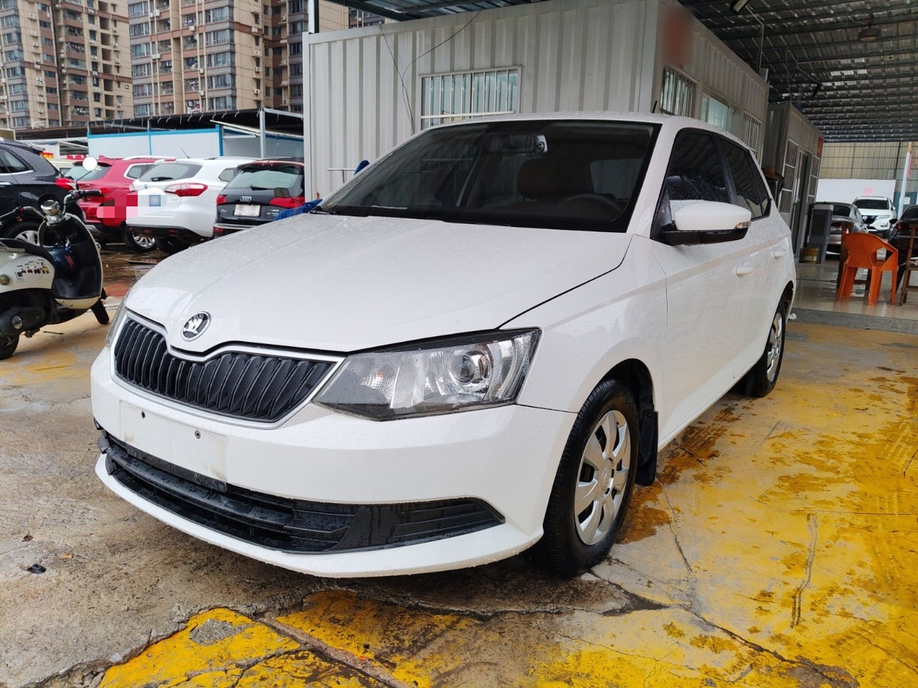 تحت مقدمة السيارة