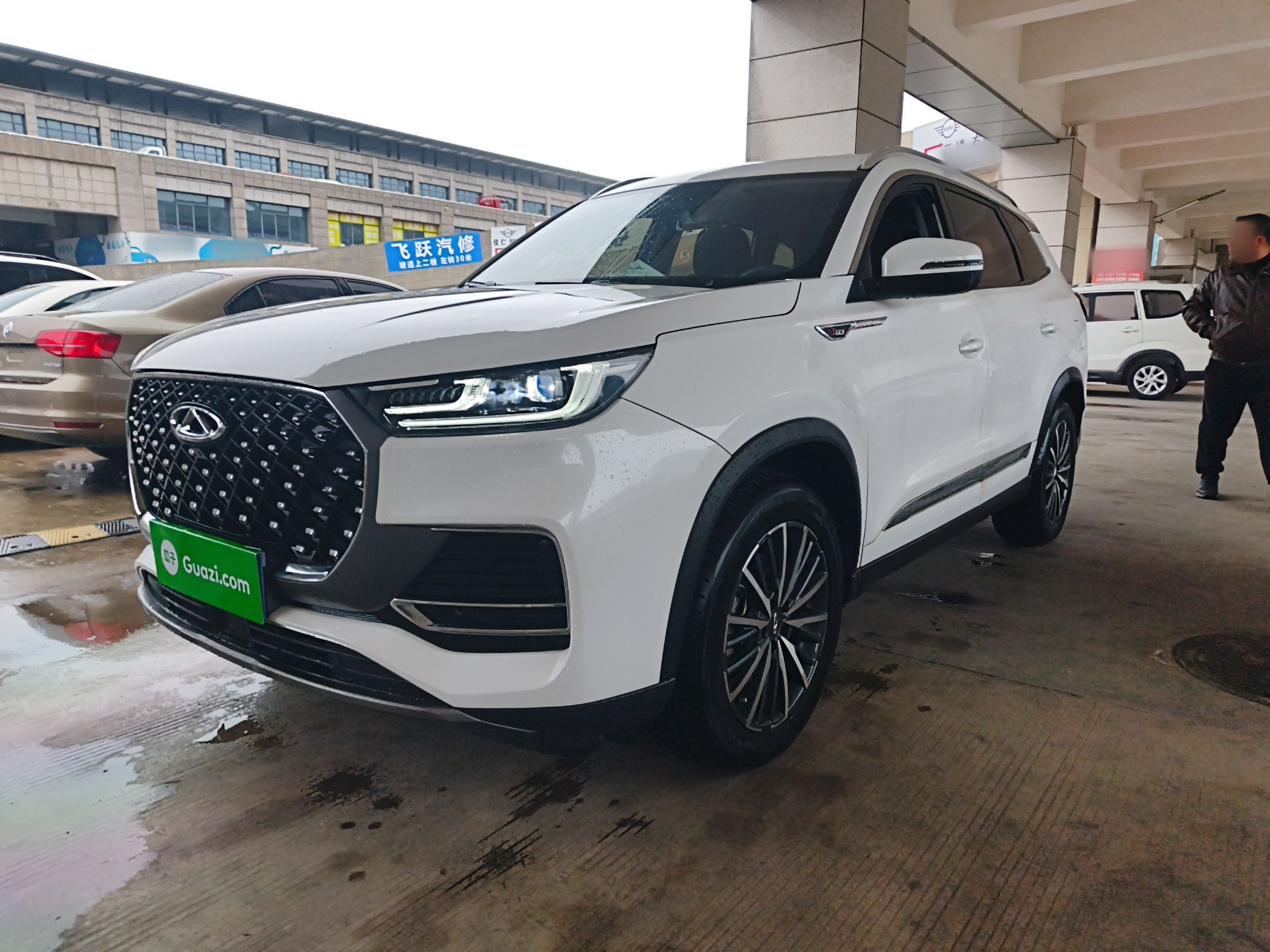 Под передней частью автомобиля