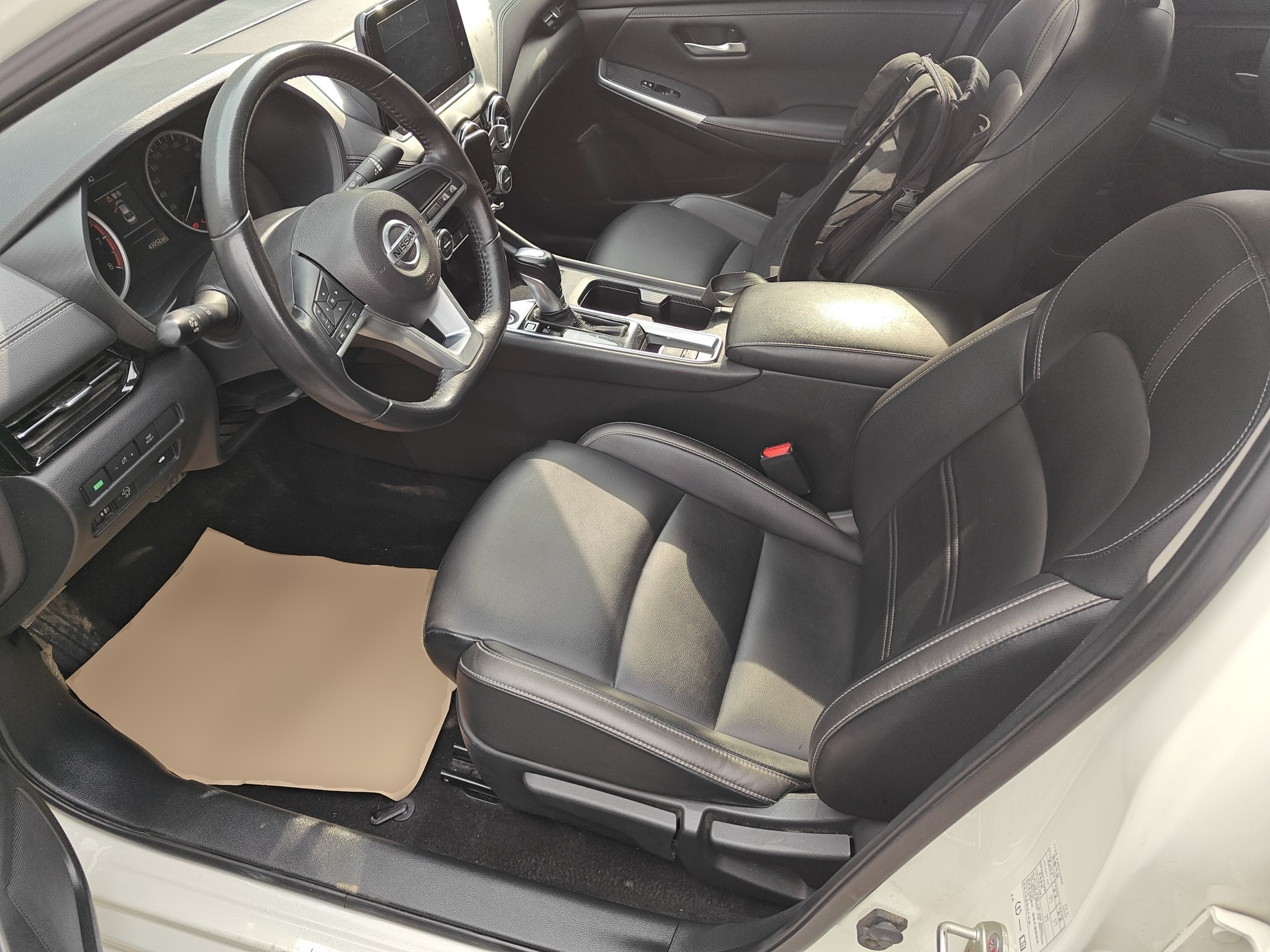 المقاعد الأمامية داخل السيارة