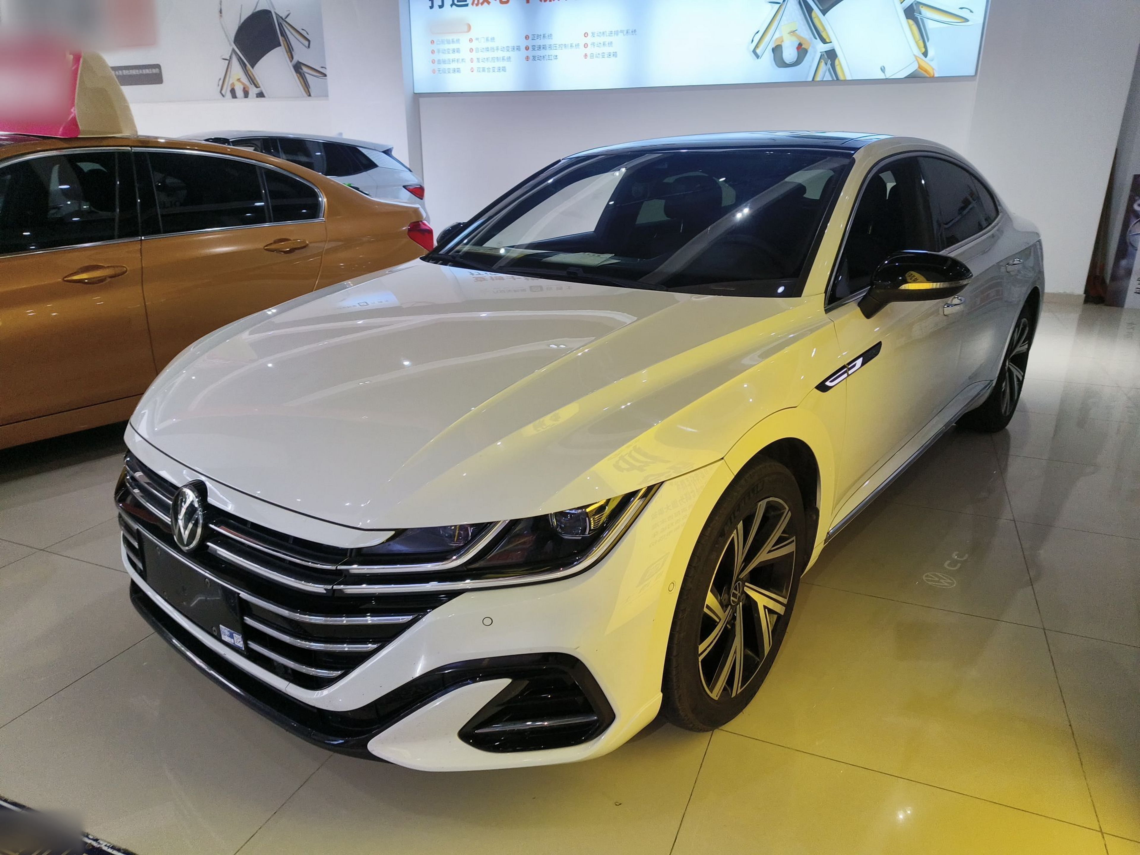 تحت مقدمة السيارة