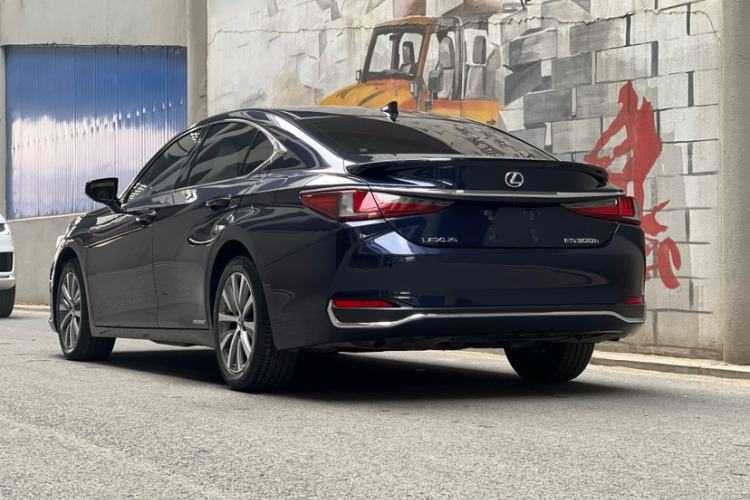 Used Lexus ES 2018 300h Premier Edition China VI Standard
