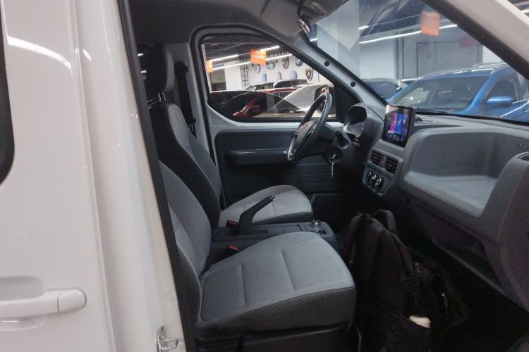 Used Wuling Yangguang 2024 300km Comfort-Grade Passenger Van 60kW
